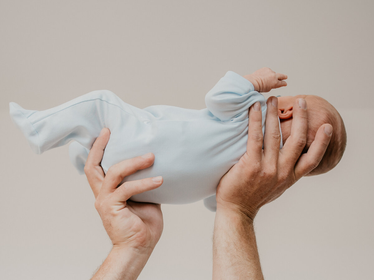 Newbornshoot door Leukfotografie in Amsterdam, Zaandam, Landsmeer, Oostzaan en Purmerend – zachte, liefdevolle babyfoto’s-10