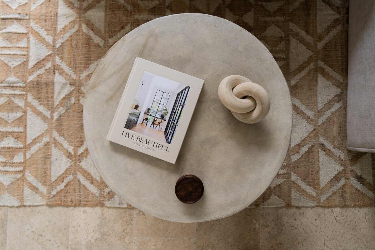 decor-modern-table-book