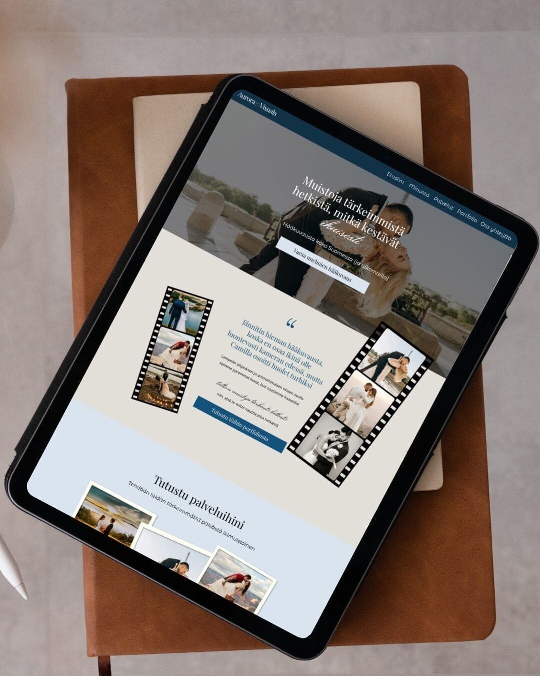 tabletti, jossa kuva aurora visuals nettisivupohjasta