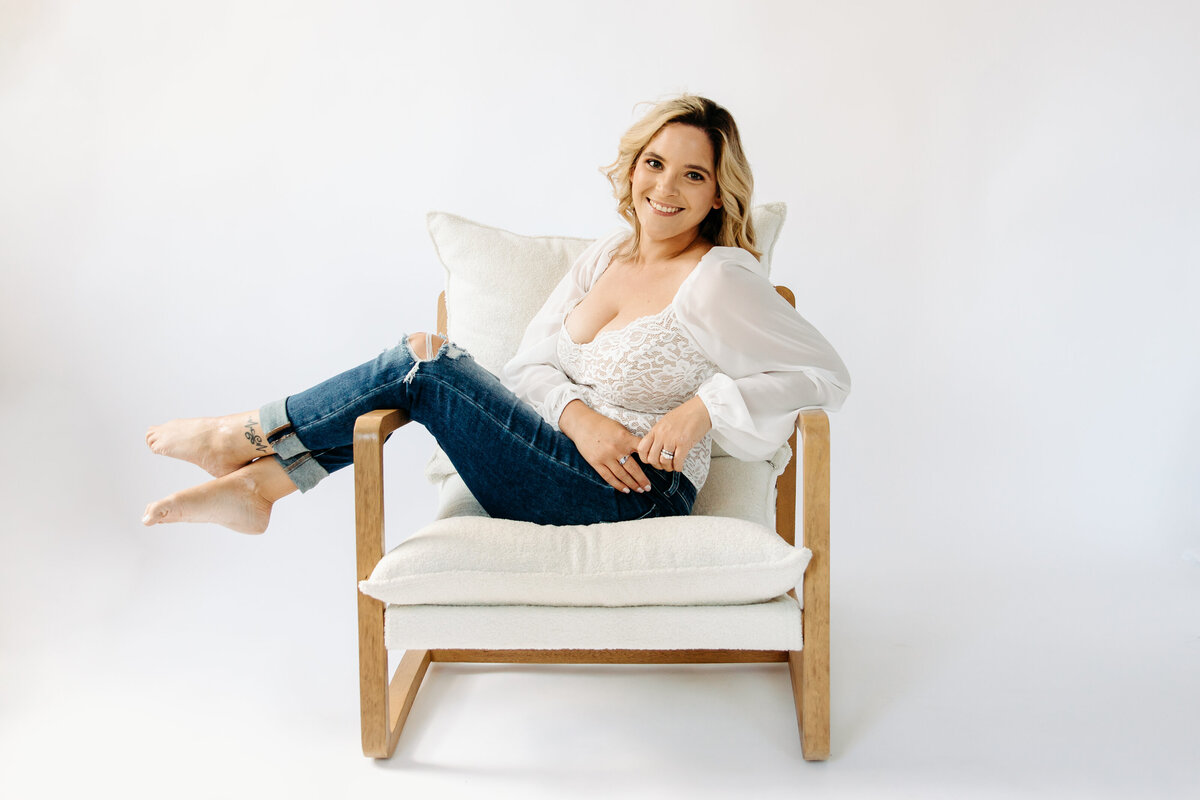 Kristen, an oahu photographer, casually posing for camera in chair