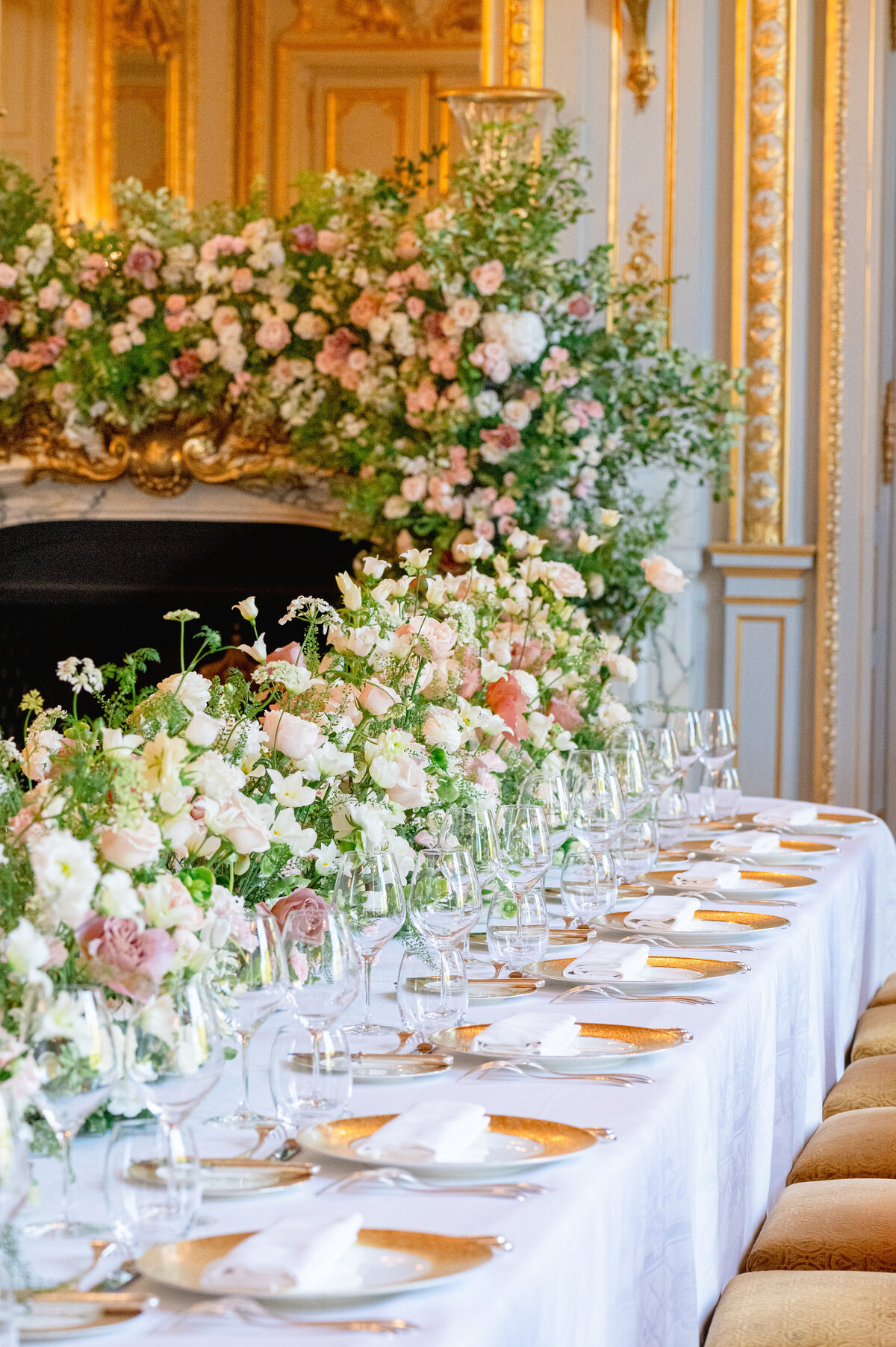 Photographe de mariage à Paris au Shangri-La, ambiance et décor floral haut de gamme