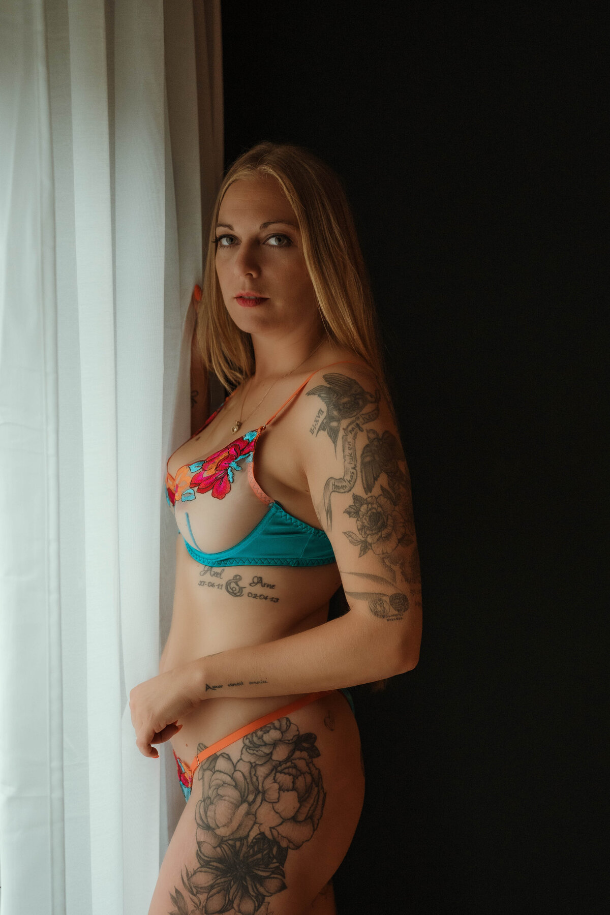 tatooed dame fotoshoot