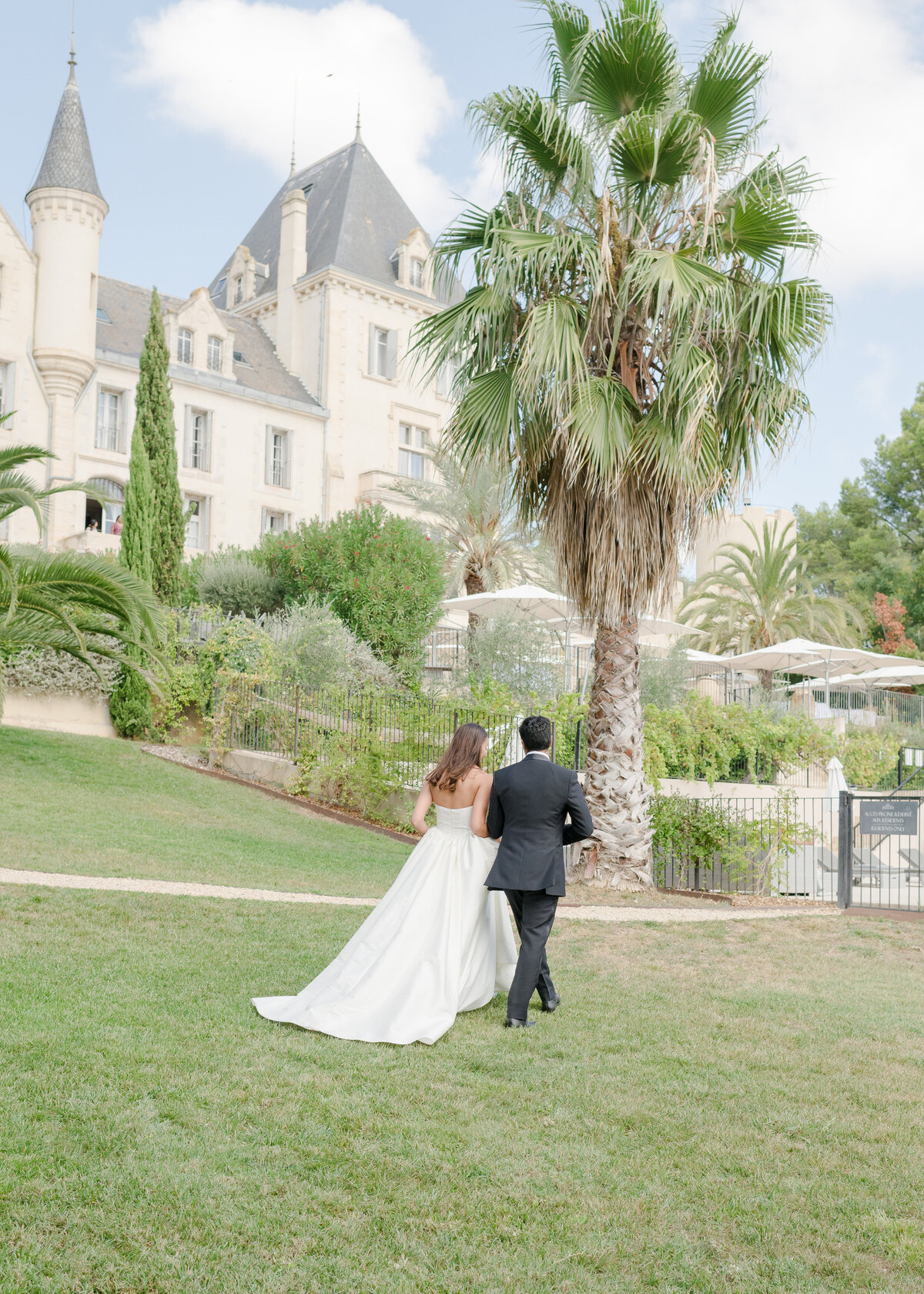 husband-and-wife-portraits-in-front-of-chateau-62