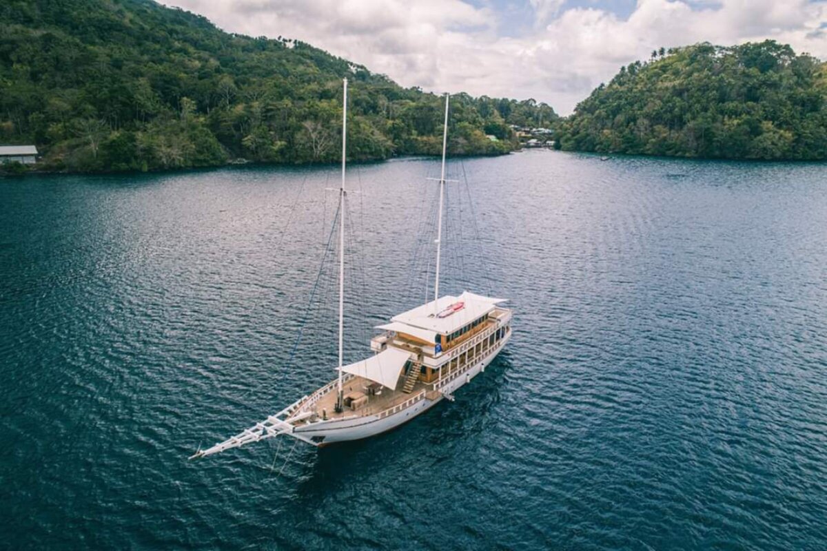 Fenides-luxury-yacht-charter-indonesia-Boat01