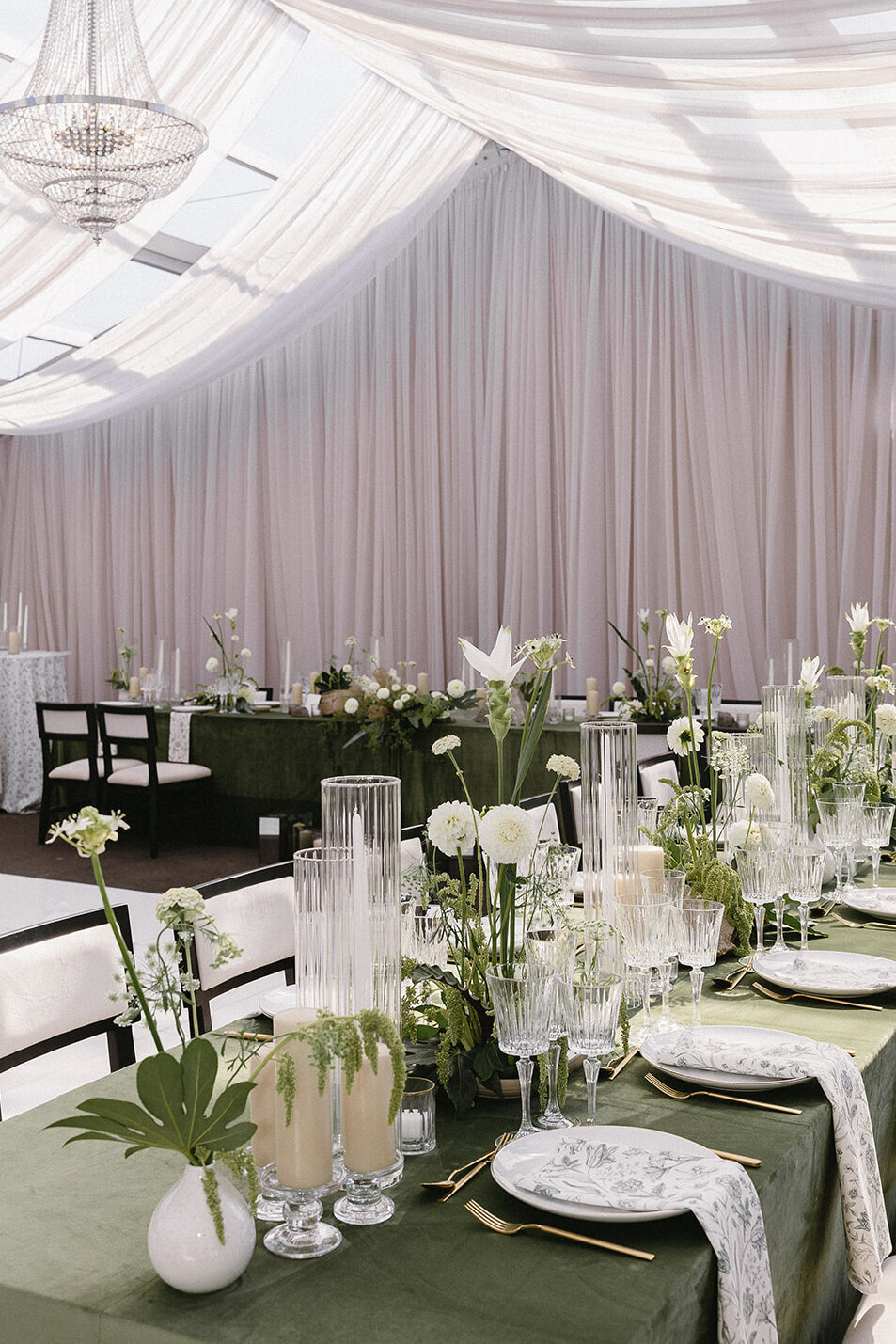 White-green-wedding-flowers-tent-montreal