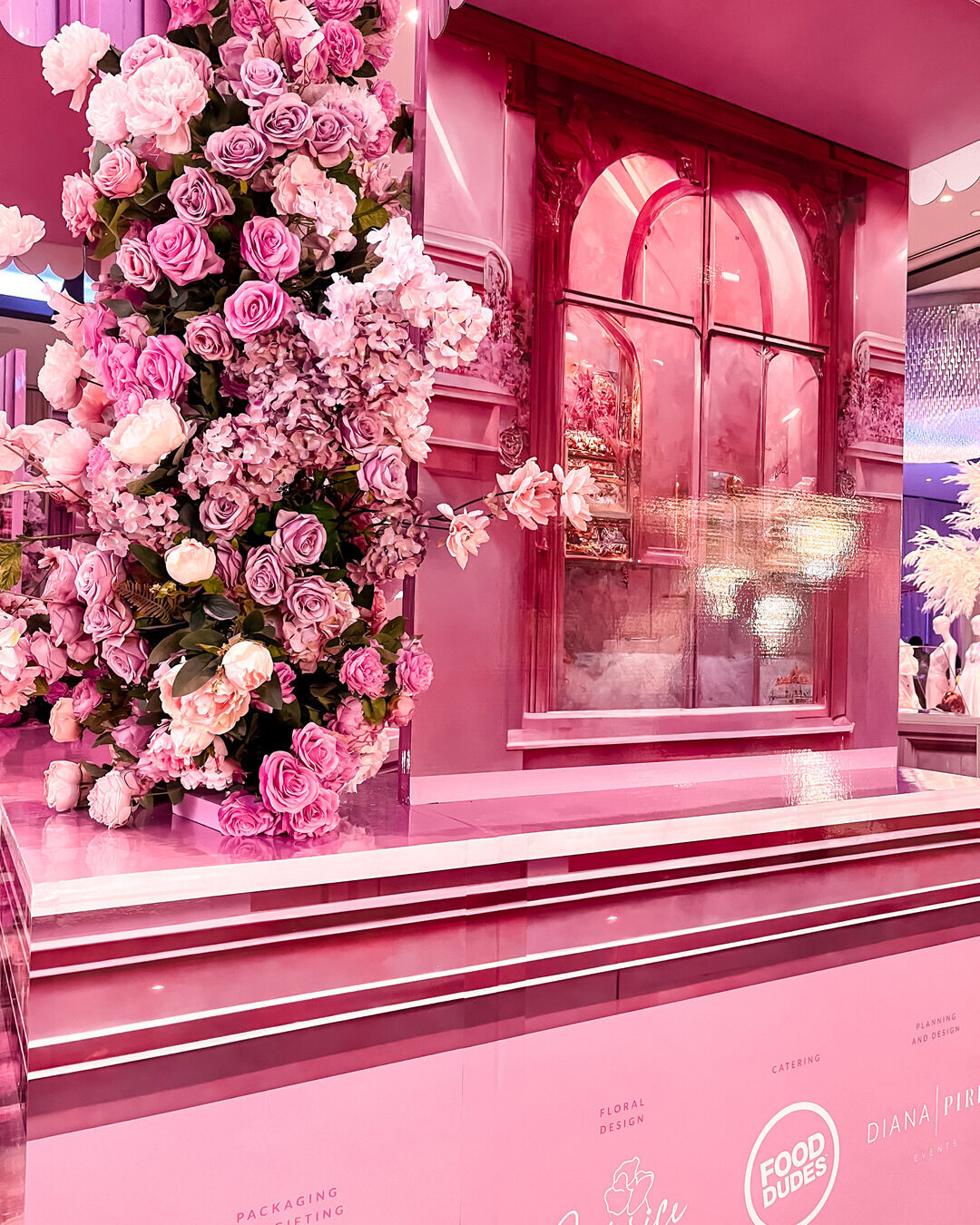 WedLuxe Show 2023 #Barbiecore Bakery pics by @WedLuxe12