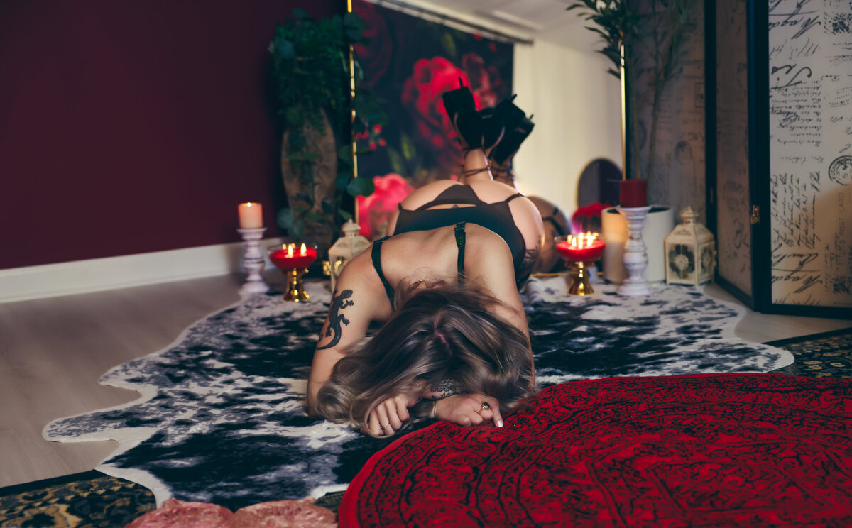 savannah-boudoir-mirrored-booty-shot-02