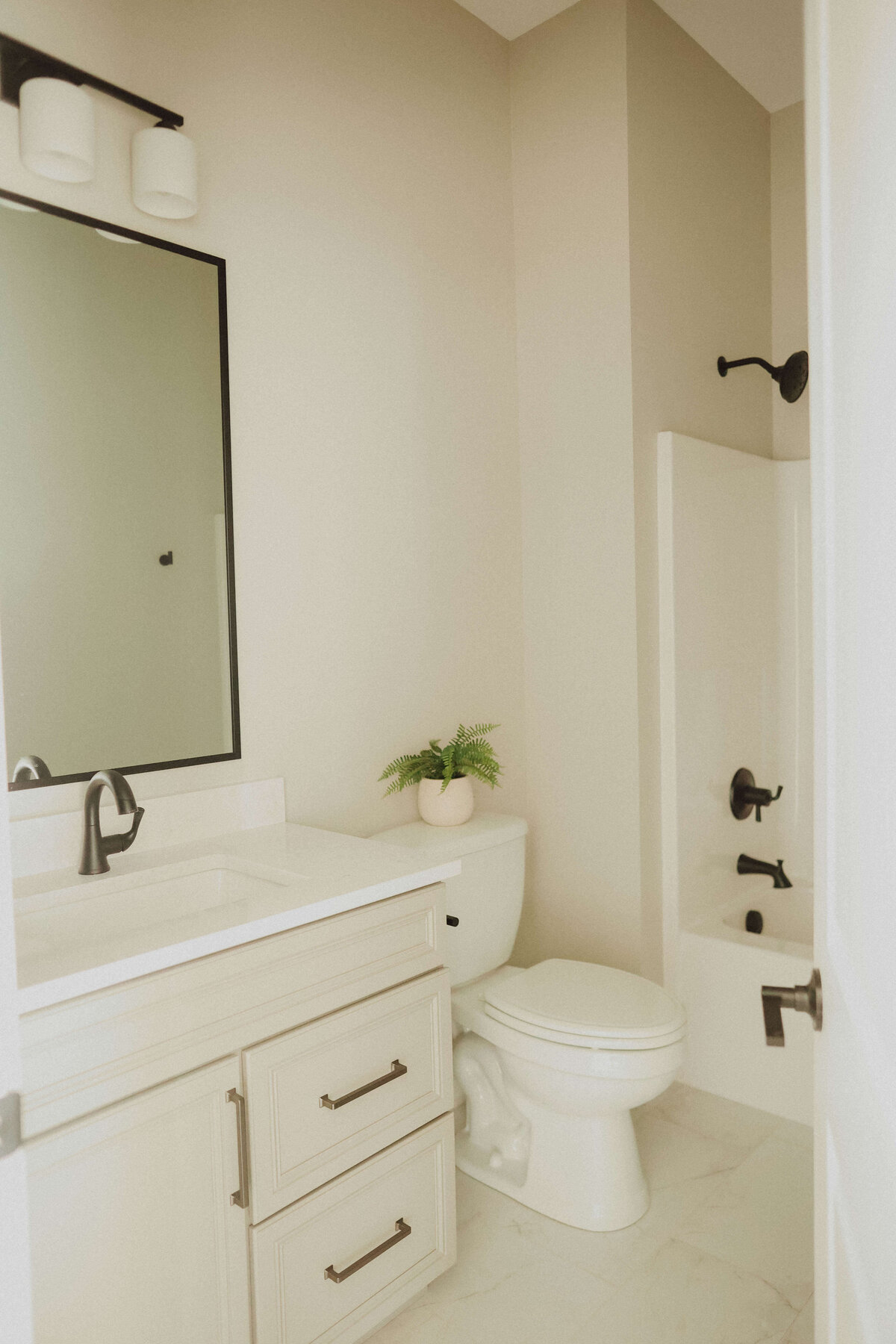 2425-Bathroom-Linden-Central-Iowa-Custom-Home-JRL-Builders-3F1A1738