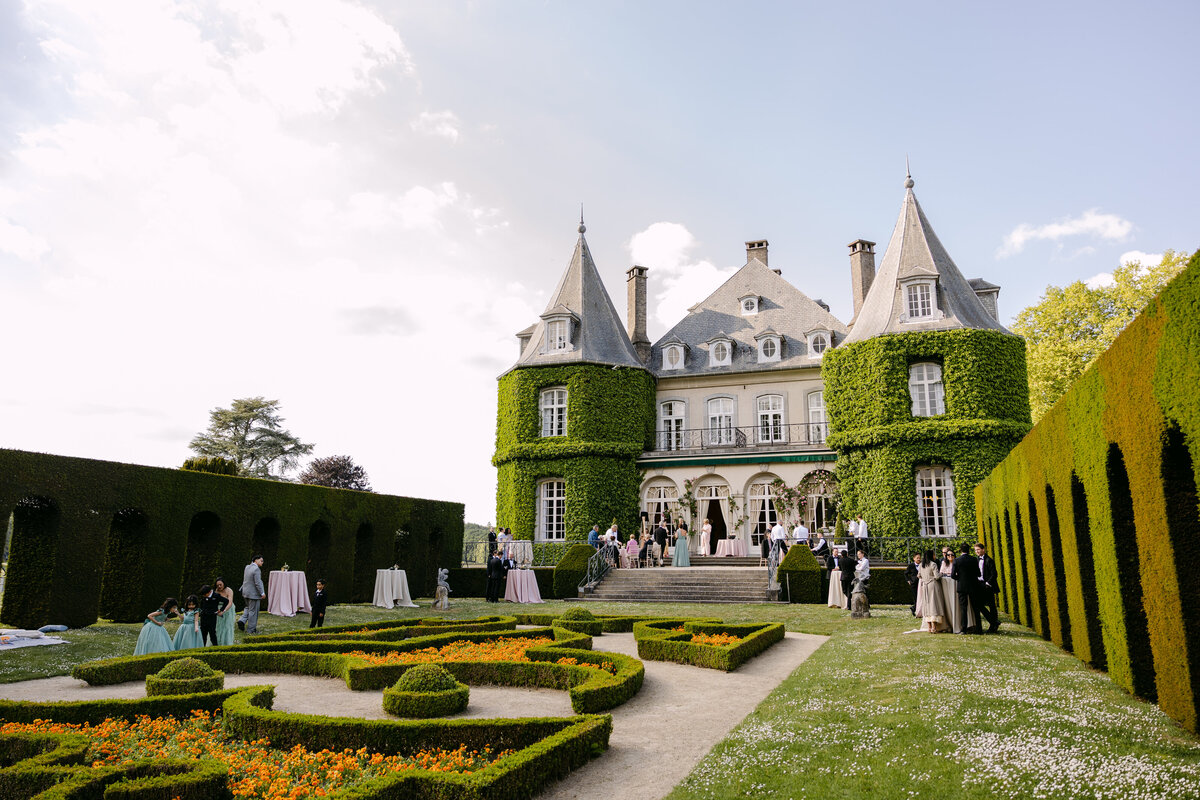 romantische trouw receptie in een kasteel in Chateau De La Hulpe terhulpen. Met bridgerton thema