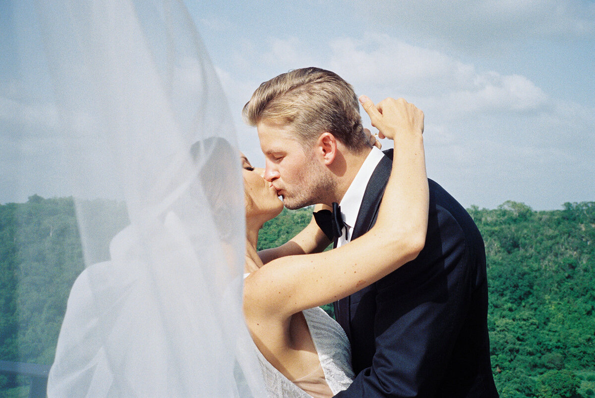 nicoleclareyphoto_austin+melina_bride+groom-42_websize