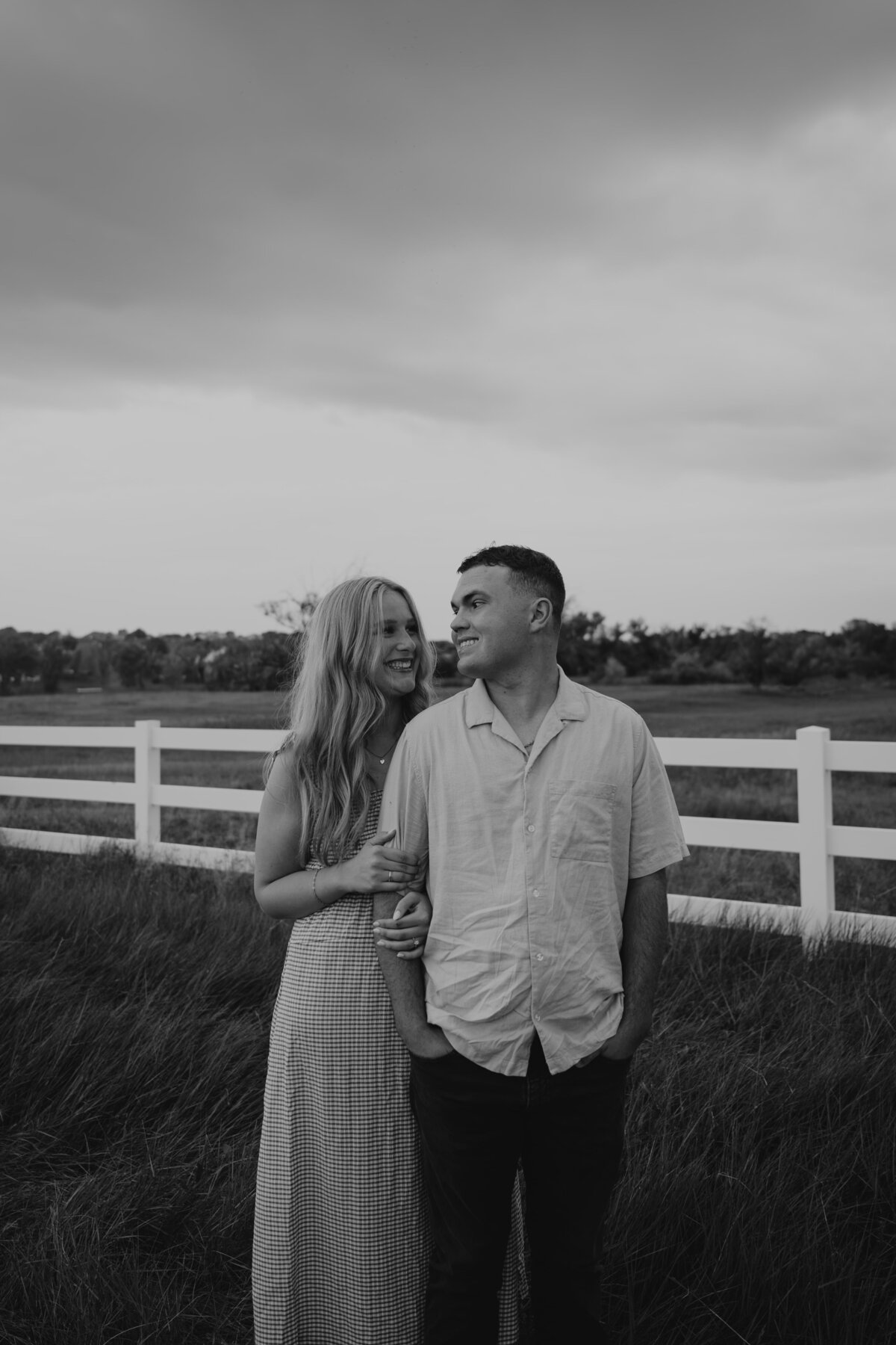 couple-field-black-white-image