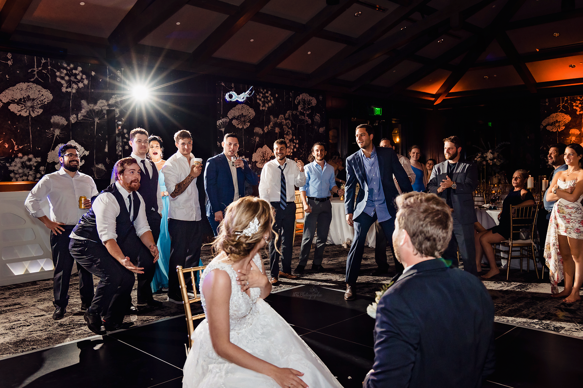 Immerse in romantic glam at Red Berry Estate. Lakeside romance, Gatsby-style mansion, and a dance floor pulsating with high-end wedding glamour.