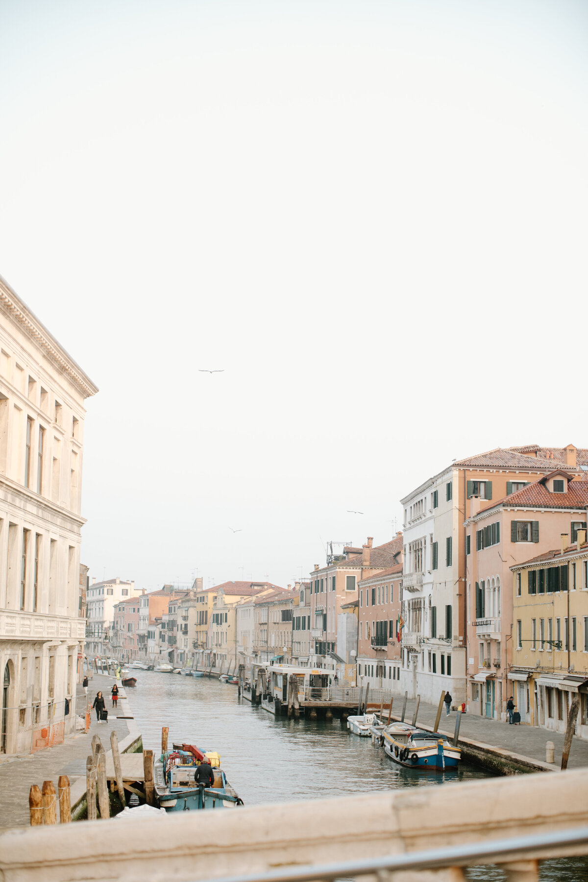 -Documentary-Style-Editorial-Vogue-gondola-Italy-Destination-Wedding-Leah-Gunn-PhotographyDocumentary-Style-Editorial-Vogue-gondola-Italy-Destination-Wedding-Leah-Gunn-Photography-103