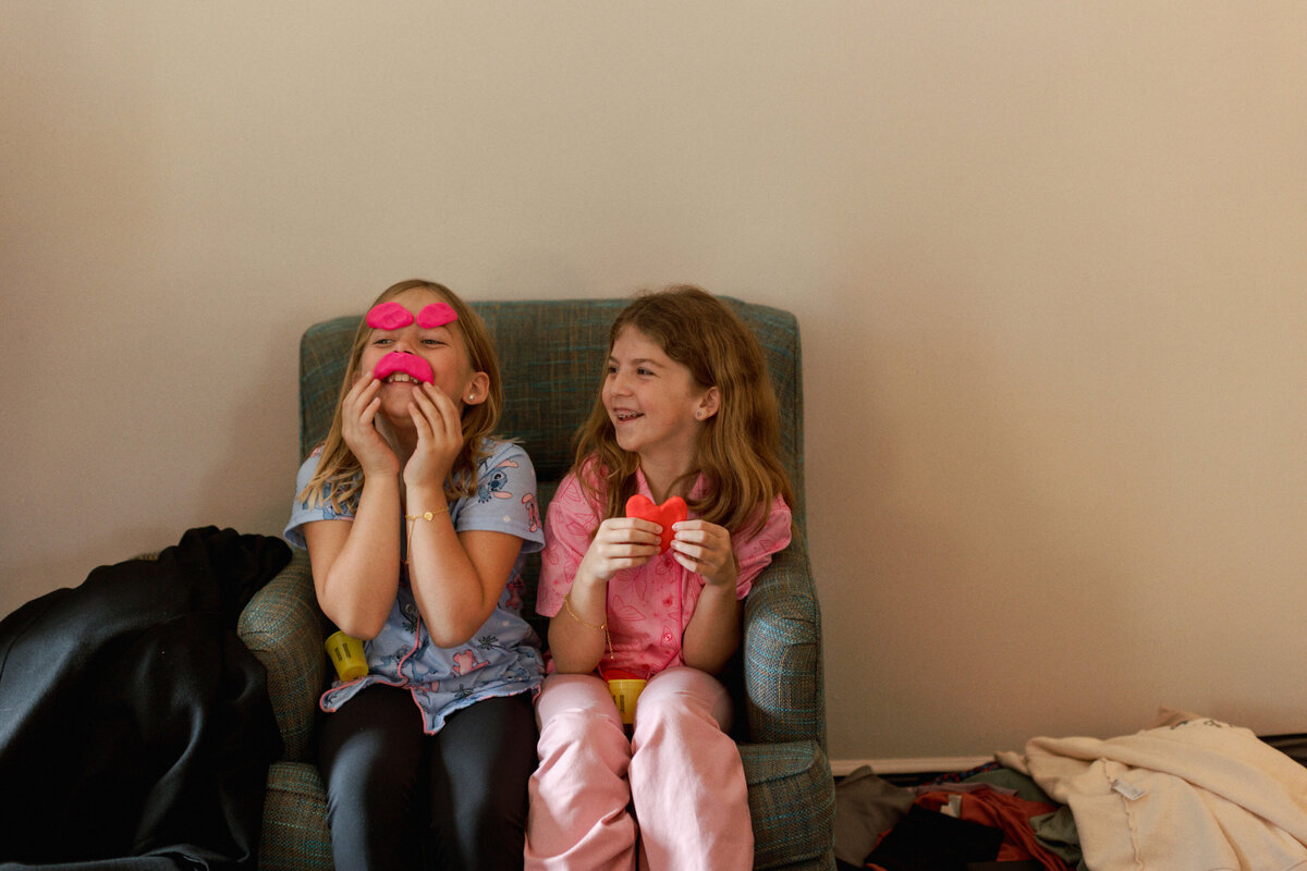 haley-robbie-getting-ready-oliveandoath-36