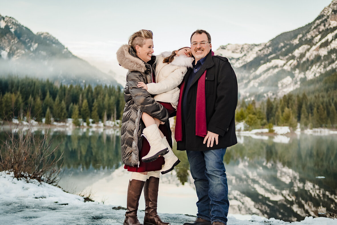 family-photoshoot-mountain-backdrop-gold-pond