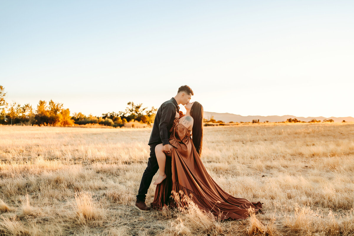 Leg Up Couples Kiss | Photography by Jocelyn