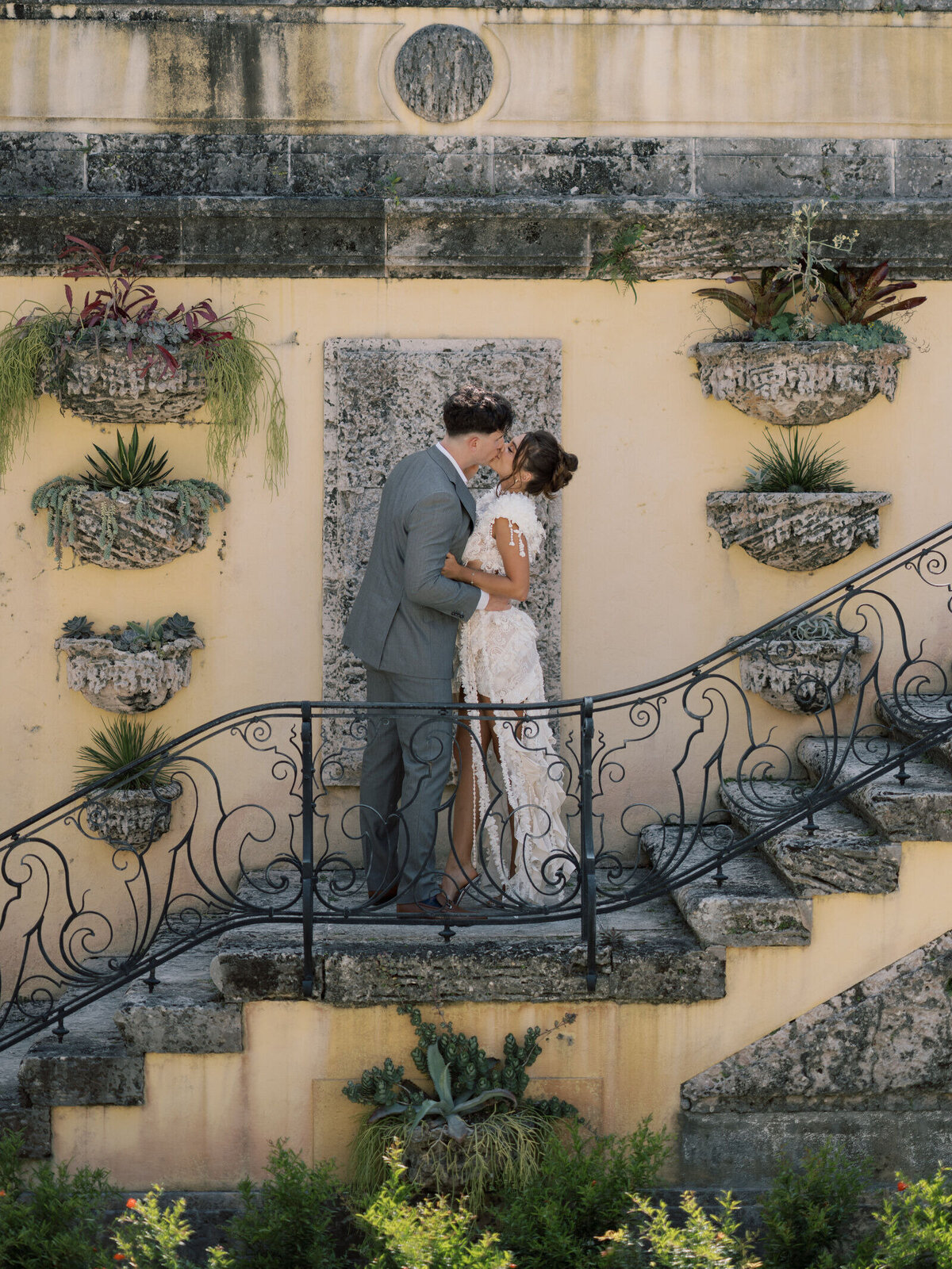 vizcaya-engagement-decorative-stairs-kiss