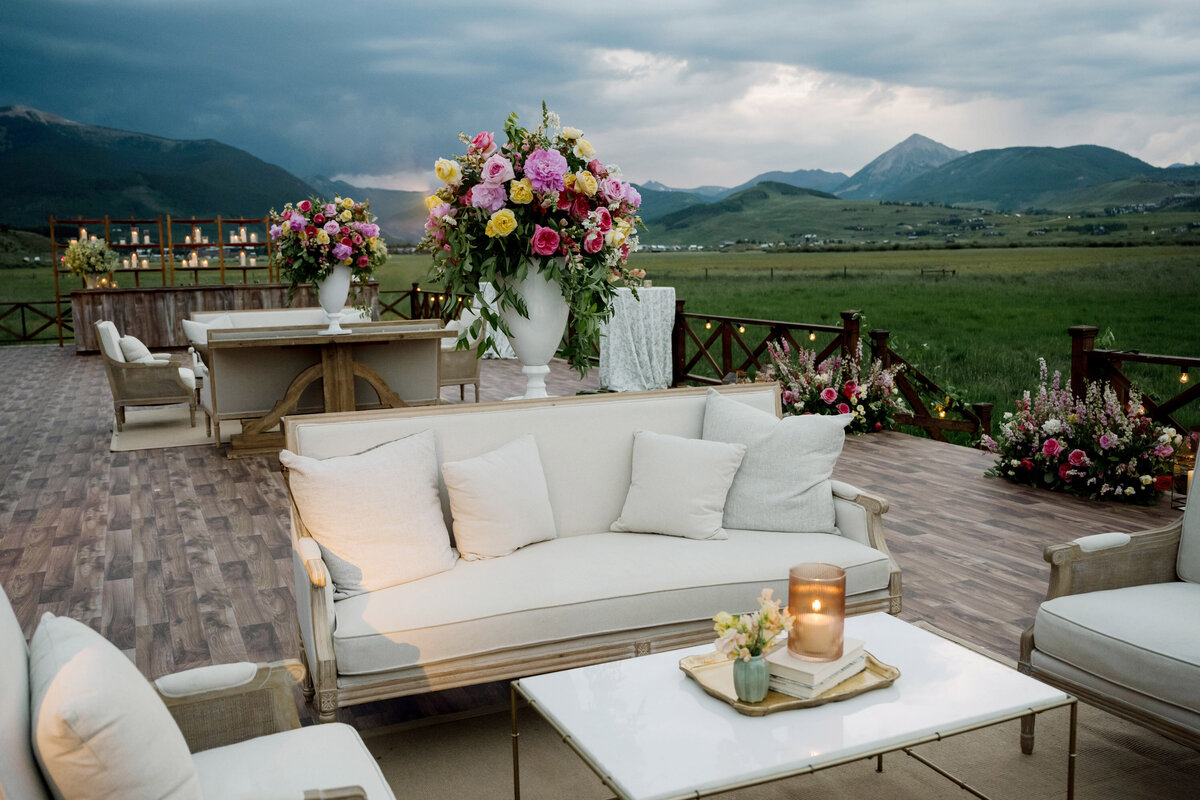 41-sophisticated-destination-wedding-mountain-luxury-crested-butte-fashionable-Liz-Banfield