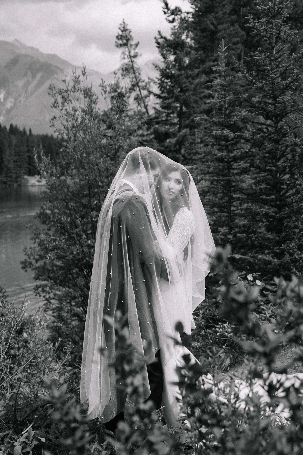 styled-bride-and-groom-photoshoot-nika-helgeson-photography
