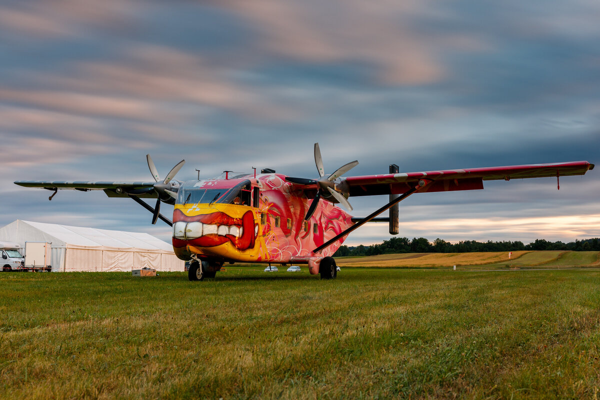 Die Pink Skyvan  steht am Boden. Zu sehen ist das Flugzeug . Die bunte und auffällige Lackierung sticht heraus