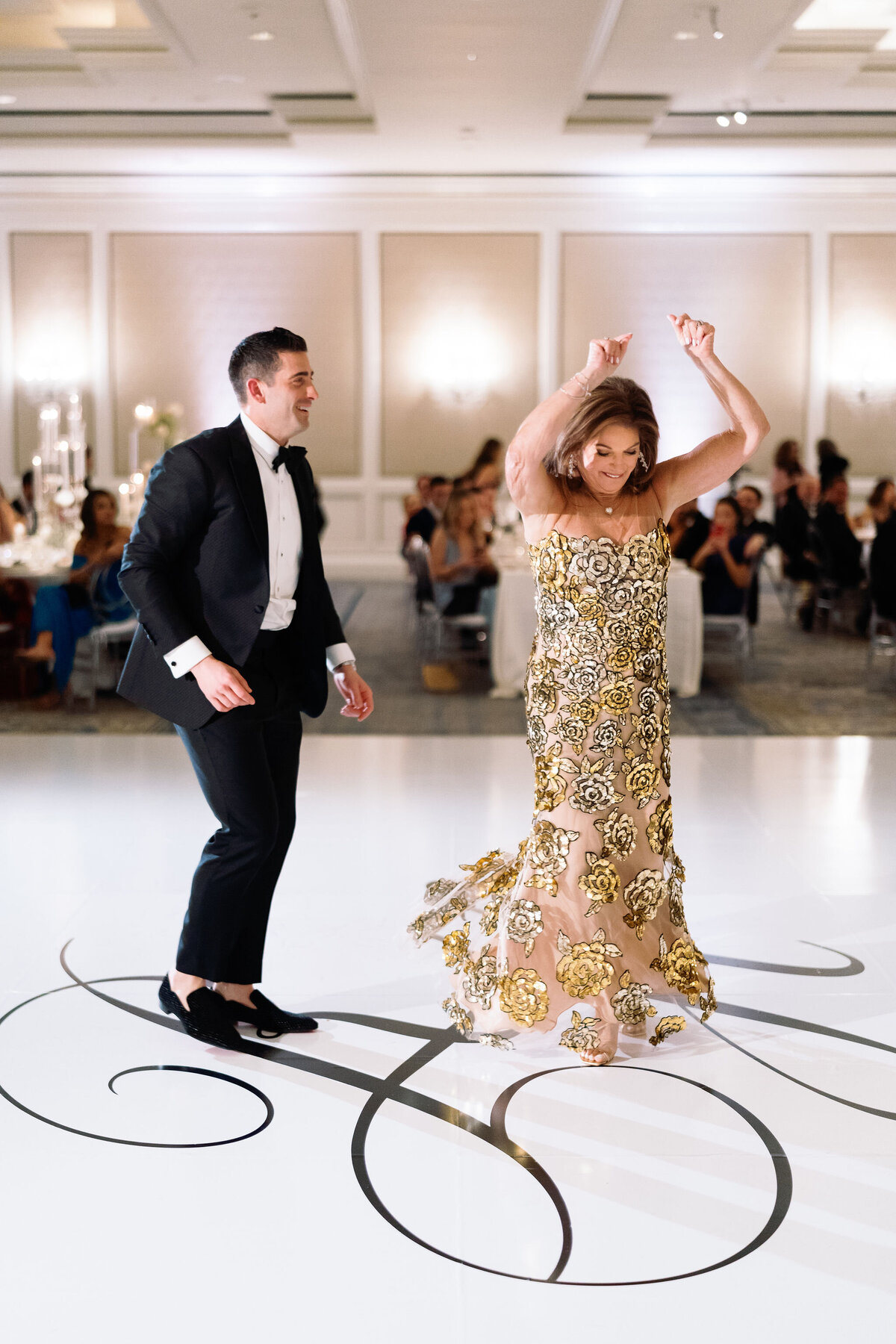 116-wedding-reception-dancing