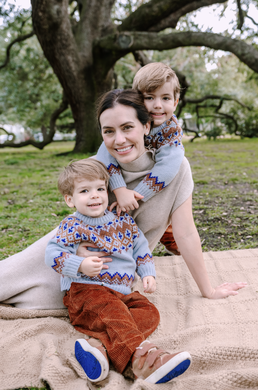 Family Christmas mini session in Houston with Mari Boscardin Photography — outdoor holiday photos under the tree, fun and relaxed session for easy-going families