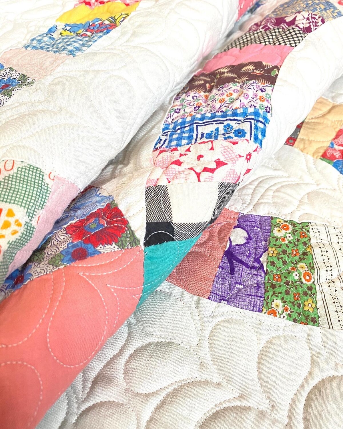 All-over feathers quilting design featured on a double wedding ring quilt.