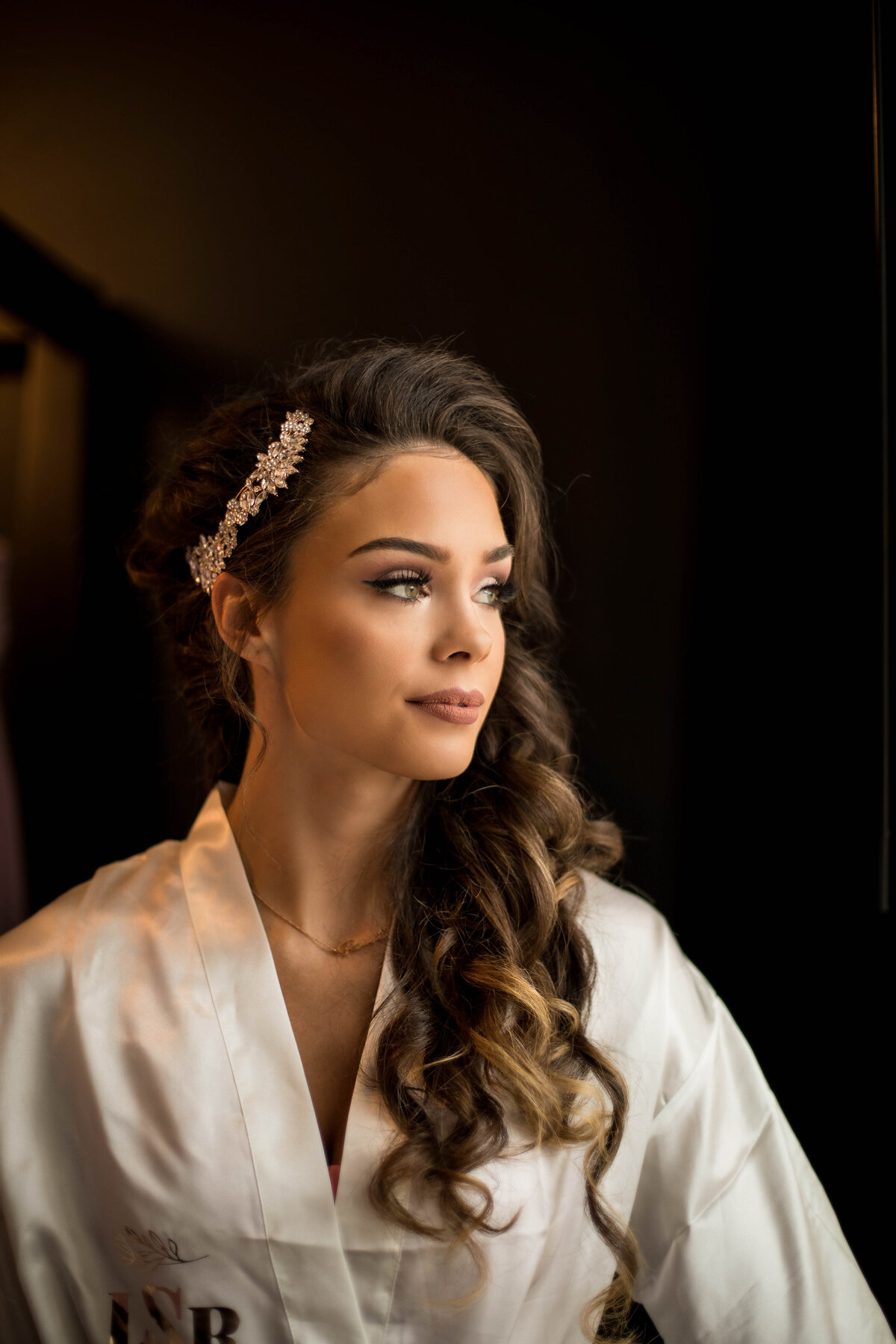 Bride-enjoys-wedding-day-prep-7
