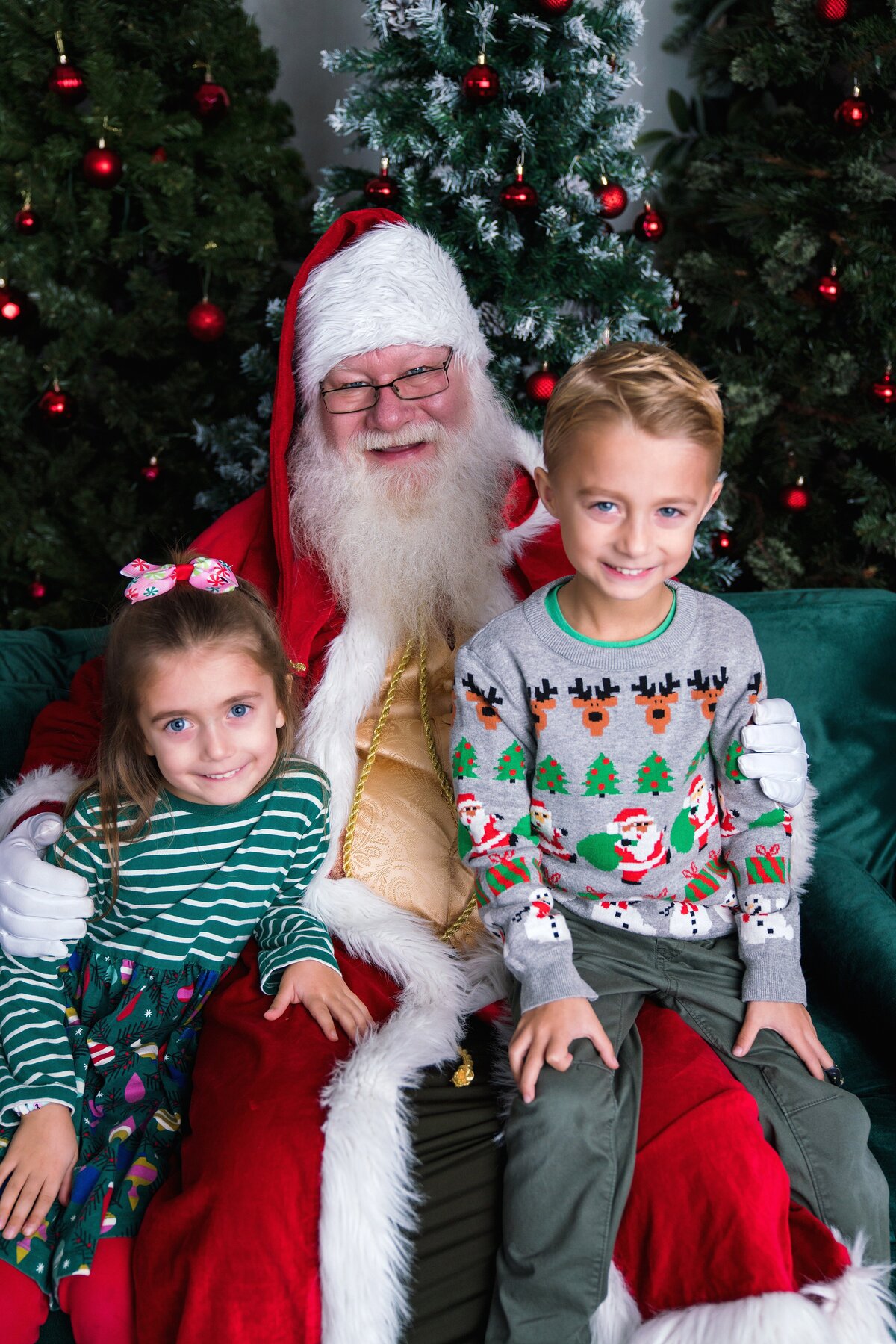 Kids with Santa smiling in North Bend, Wa