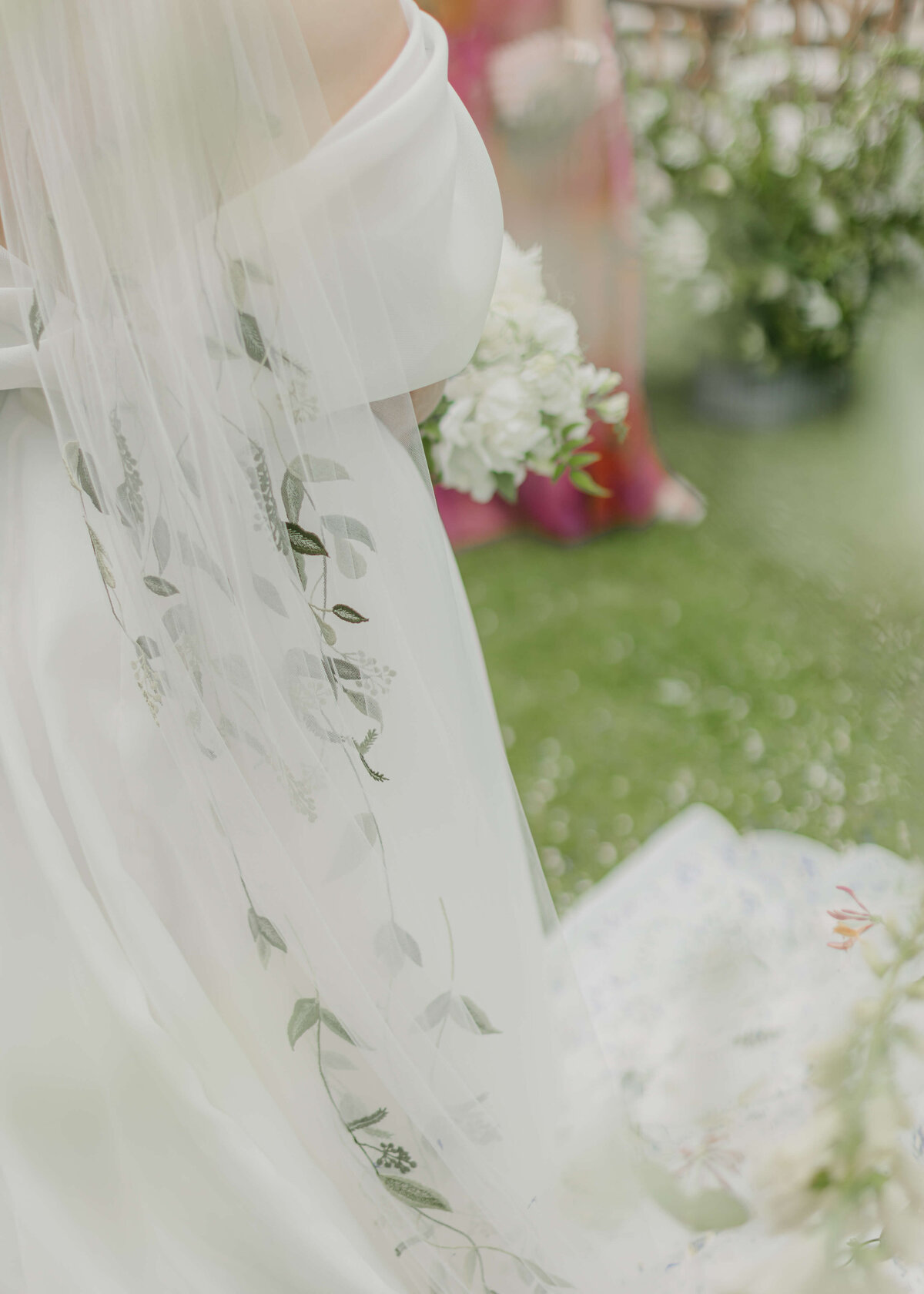 chloe-winstanley-weddings-cotswolds-cornwell-manor-floral-toni-federici-veil