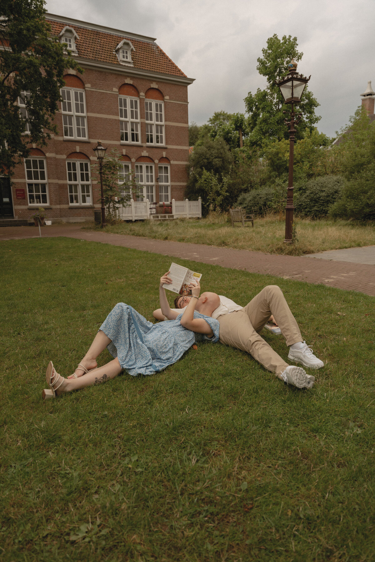 romantic-couple-photoshoot-park-couple- photographer-amsterdam-inhosuecapture-3