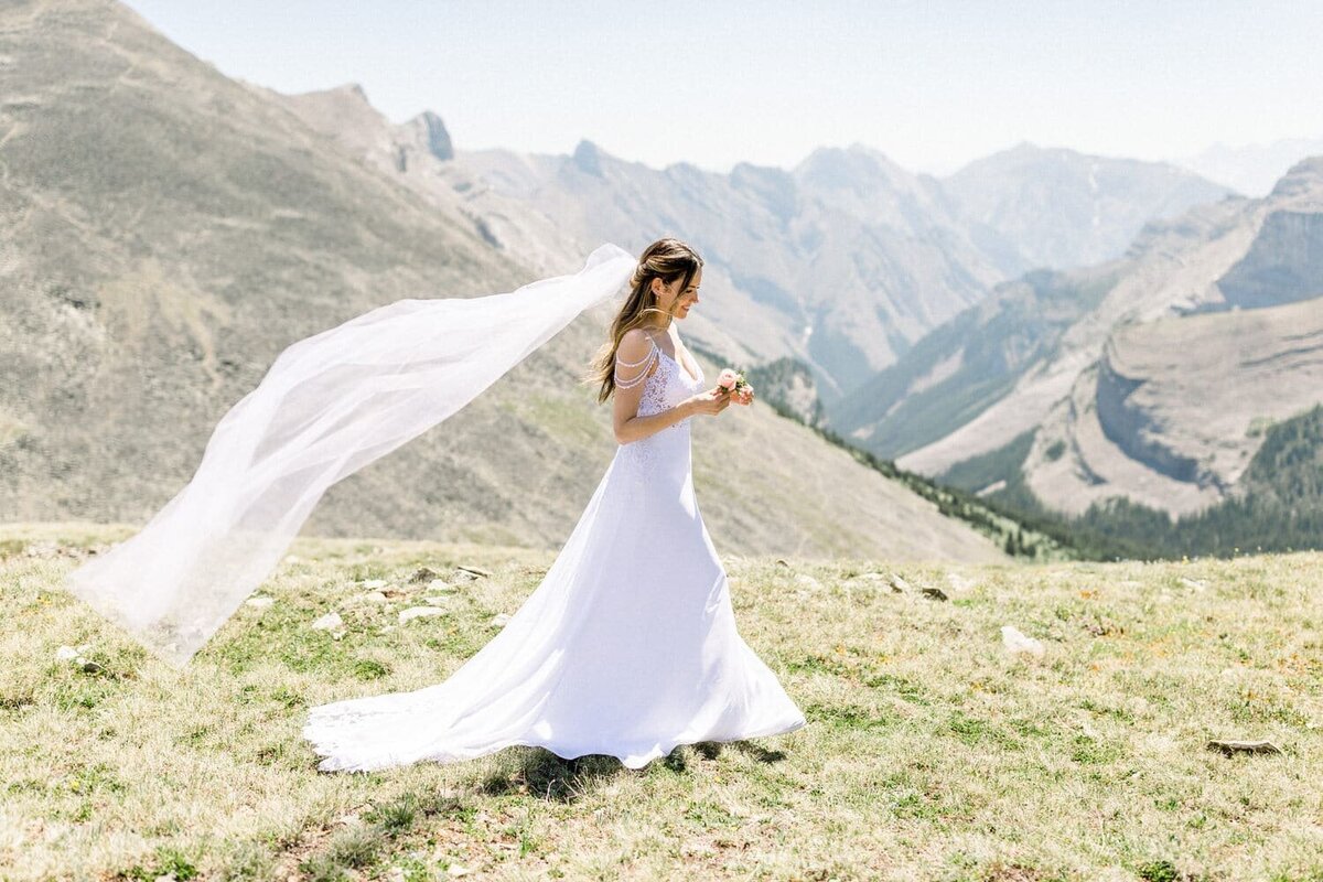 Bride-walking-alone-on-top-of-a-mountain-before-their-ceremony