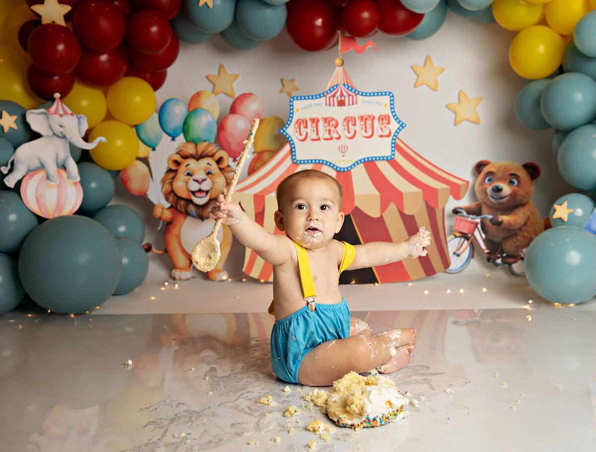 cakesmashbestphotographertudiofamilybirthdaynewbornboyamilynewborngirlfirstbirthdayportraiturephotographystudioportraitsnewborngirlboyfamilyEvaMaganaPhotographychildphotographer (6 of 10)