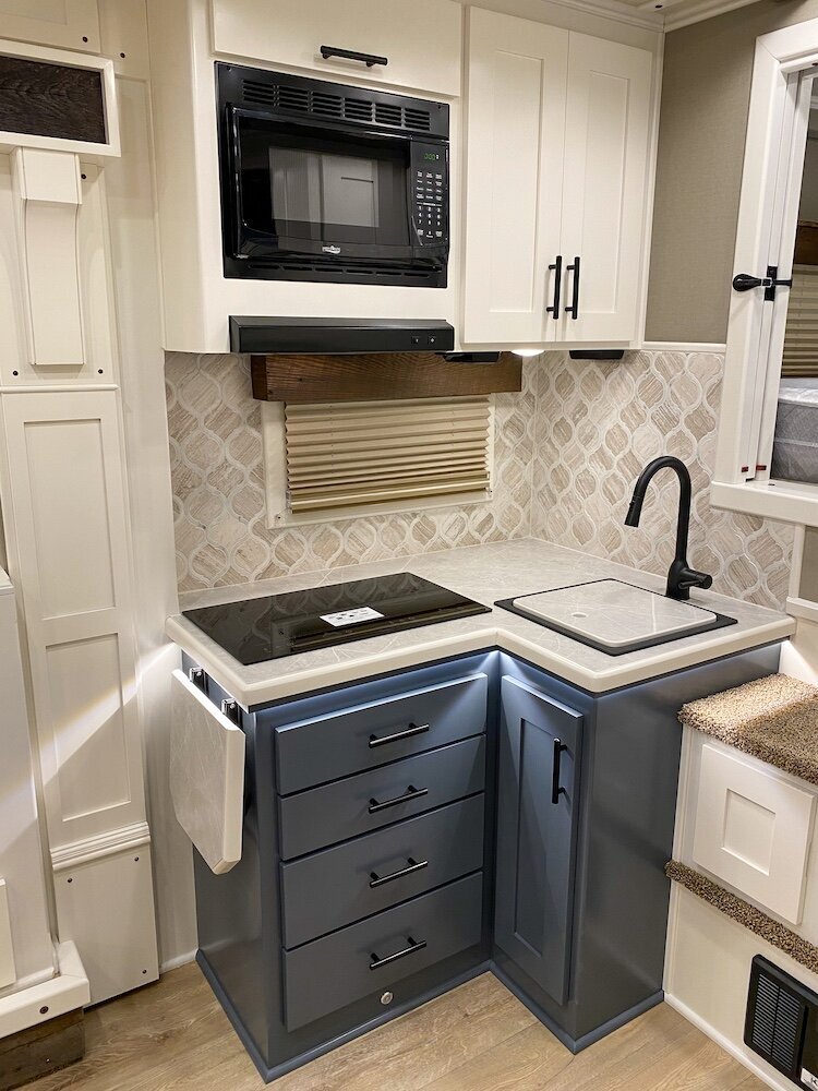 luxury-living-quarter-horse-trailers-trail-boss-conversions-kitchens-21
