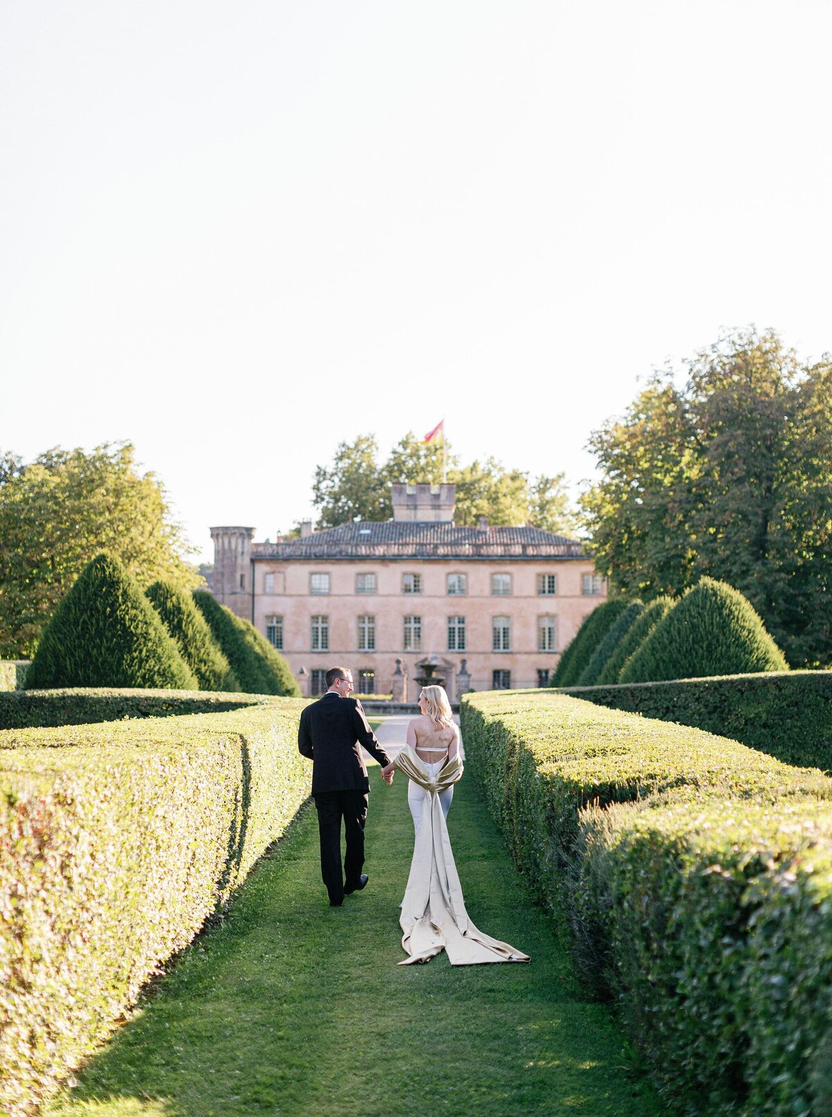 Elegant-bride-groom-provence-chateau