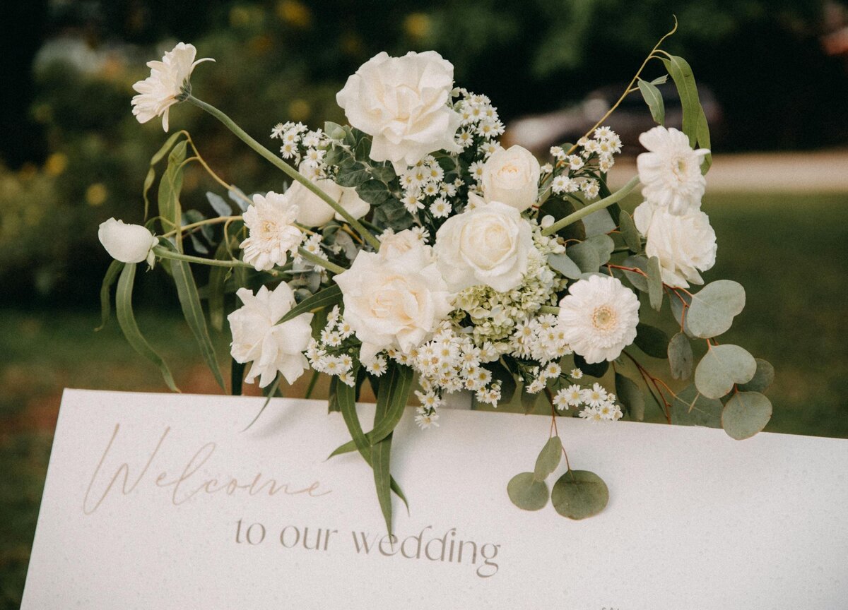 wedding-florals-on-welcome-sign