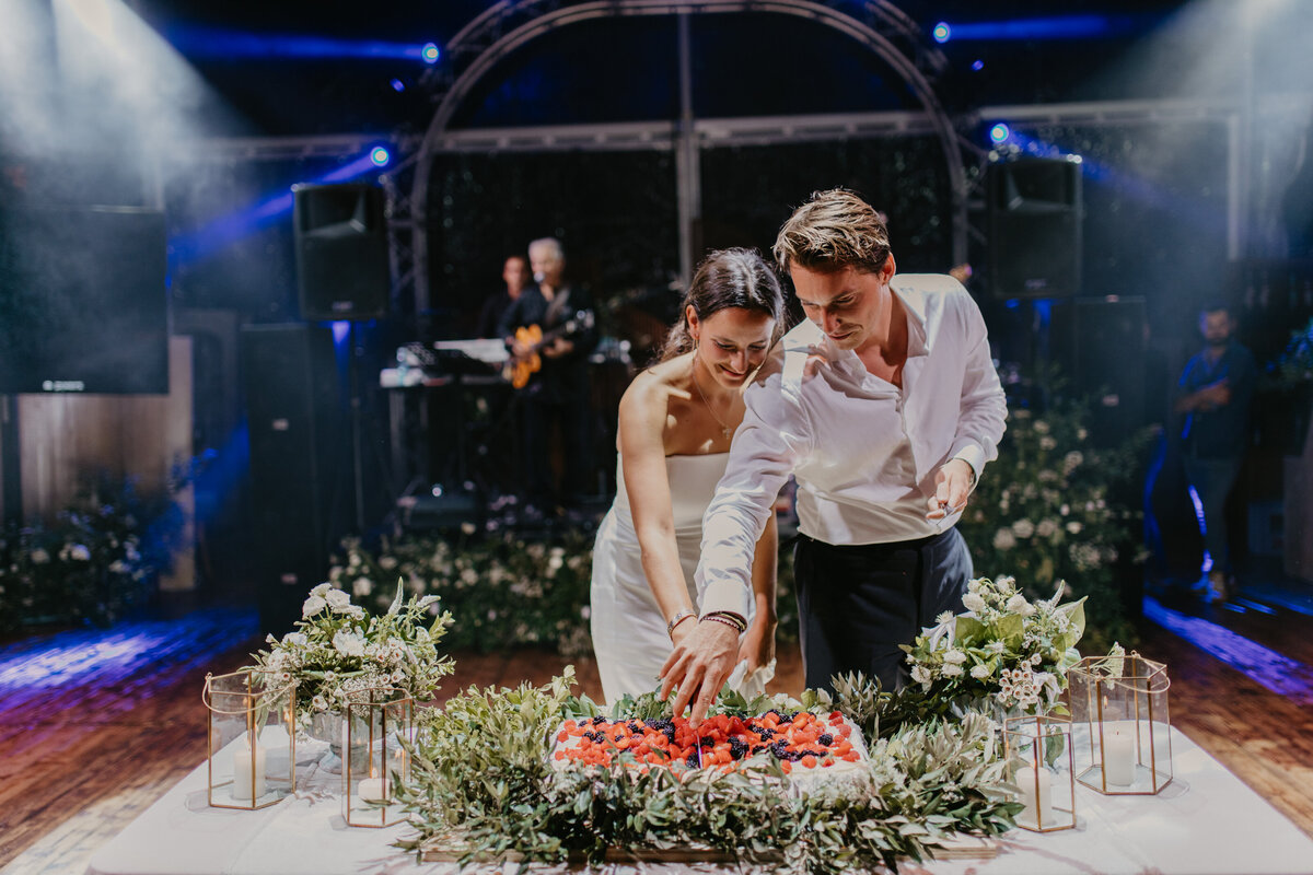 Cake cutting wedding in sardegna costa smeralda