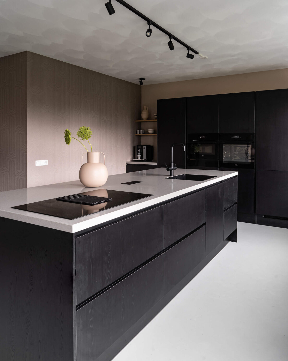 Ontwerp zwart kookeiland in keuken door Marlinde Interieurontwerp