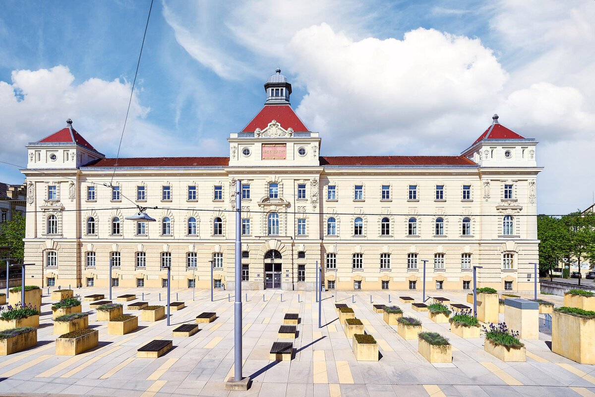 Moderne Architekturfotografie eines Bauwerks in Österreich – klare Linien, starke Perspektive, fotografiert für hochwertige Immobilien- und Architekturkommunikation