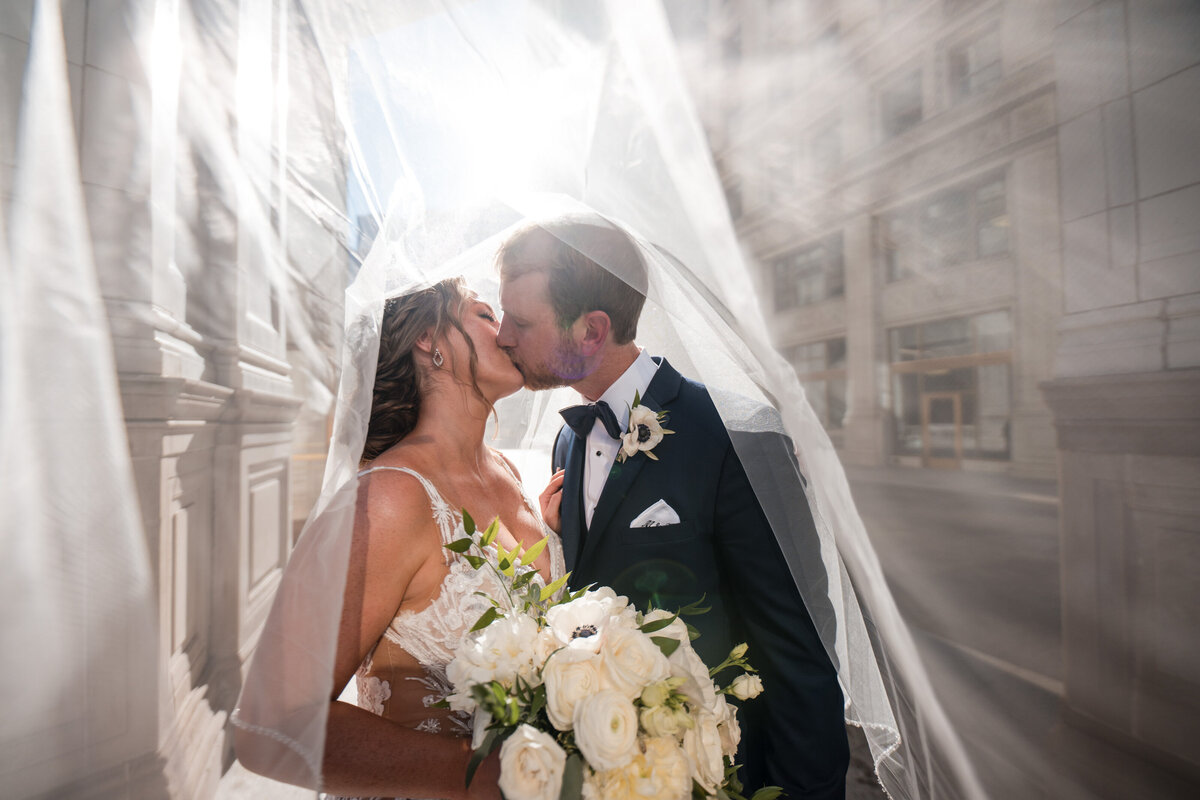 59Intercontinental-Chicago-Hotel-Wedding-Photos-Lauren-Ashlely-Studios