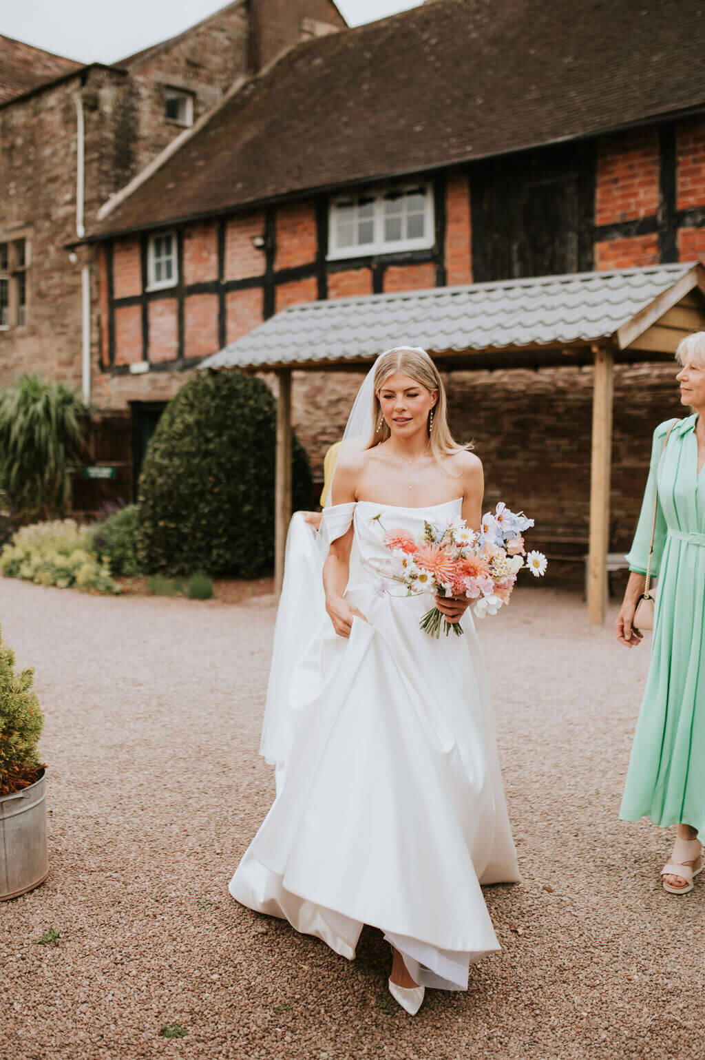 Issy-and-Bella-Floral-Design-Wedding-Florist-Herefordshire-Broadfield-Court-j&N36
