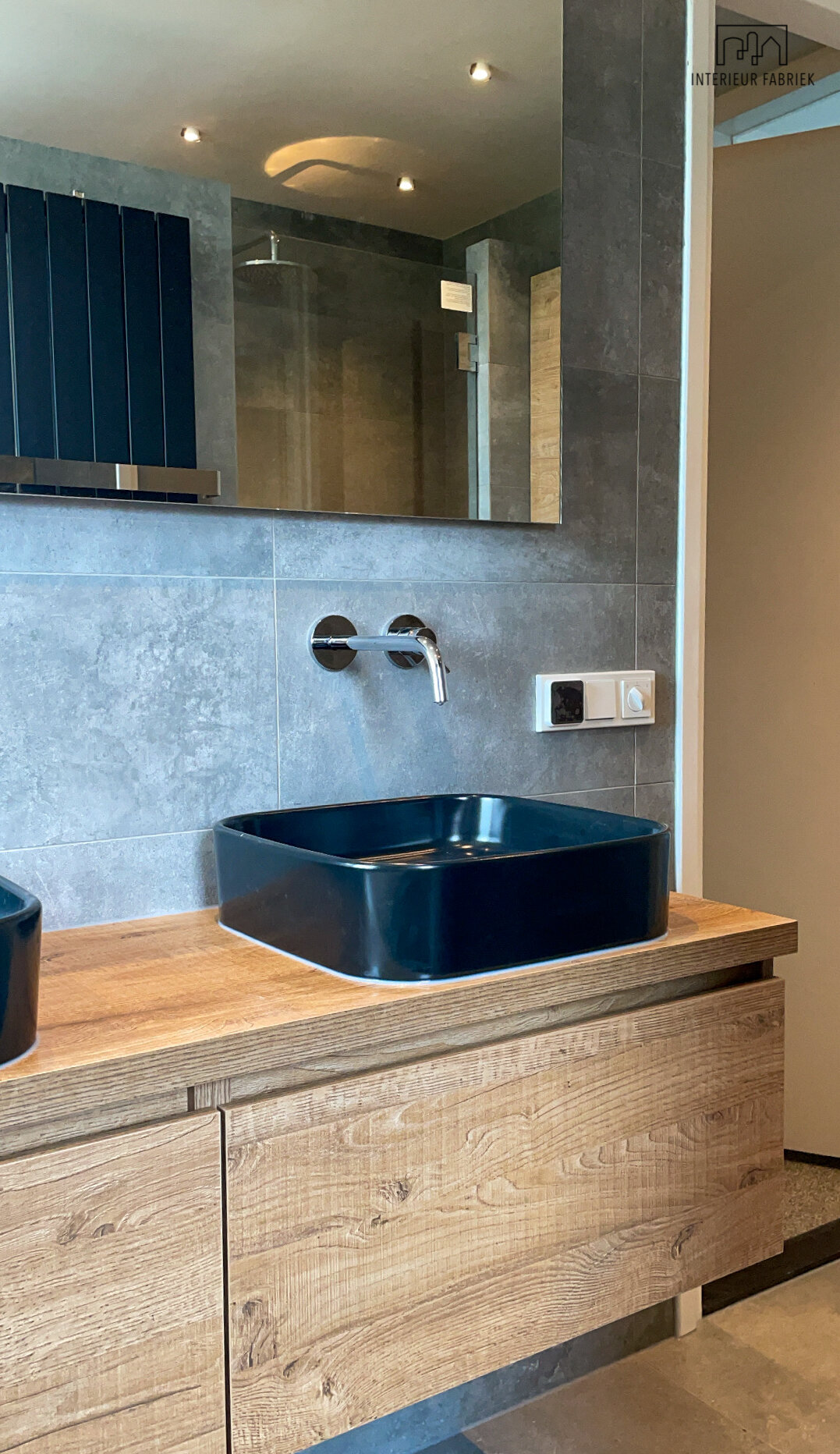 Chrome kranen Woerden, Interieurontwerp Woerden, Interieuradvies Woerden, Badkamer Woerden, Badkamerontwerp Woerden, Wit toilet Woerden, Toilet Woerden, Ronde spiegels Woerden, Bad Woerden