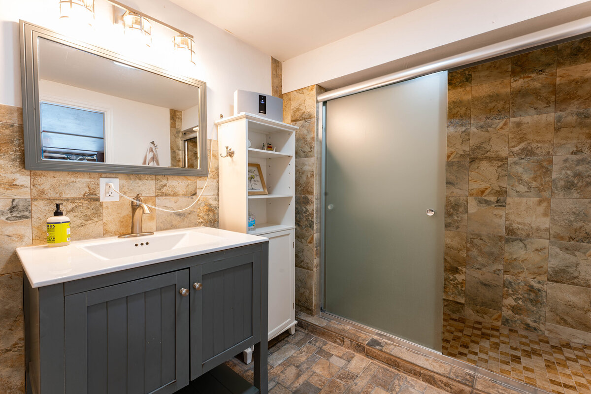 Bathroom 2 (2)