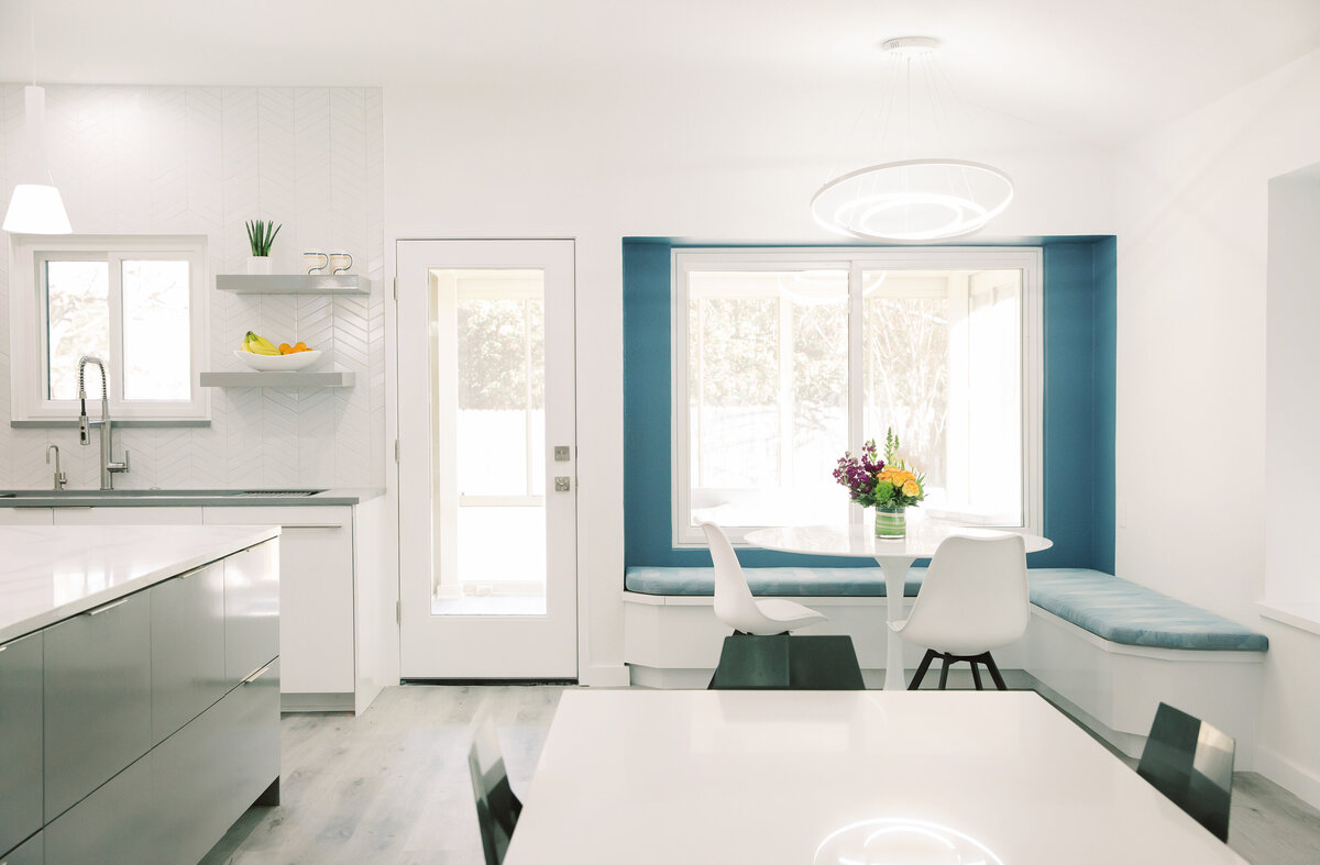 hello-home-sleek-modern-grey-and-white-kitchen-oversized-island-breakfast-nook-pop-of-blue-austin-37