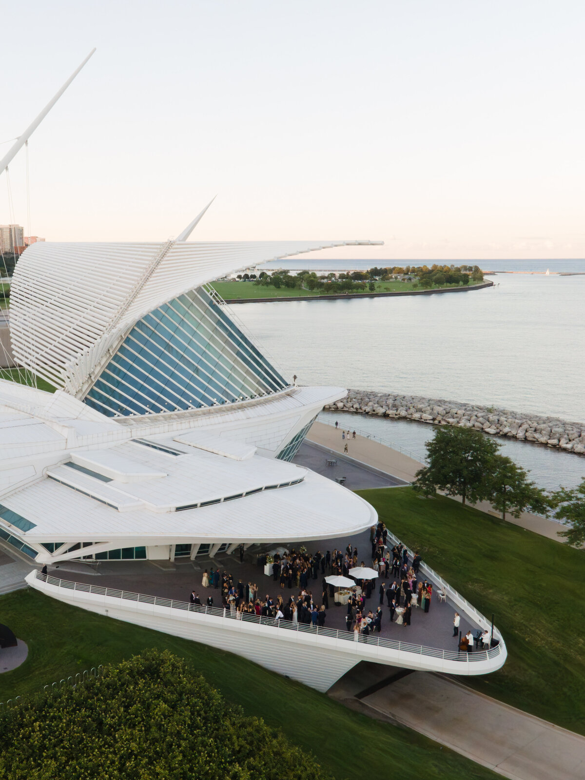 Summer Wedding at The Milwaukee Art Museum - L+A_WLP -0950
