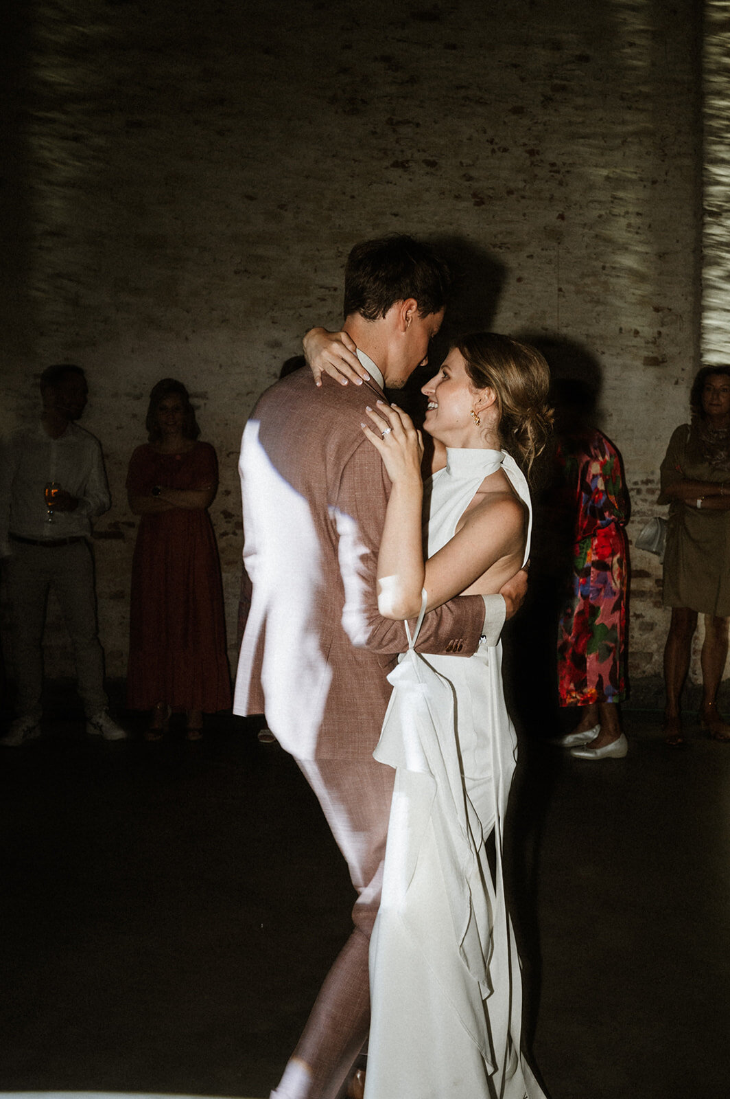 Herentals, salon weddings, moody, authentiek, alternatief trouwen,bruid, 2026, elopent, intiem, spontaan, tijdloos, trouwfotograaf, antwerpen - dansendansendansen-56