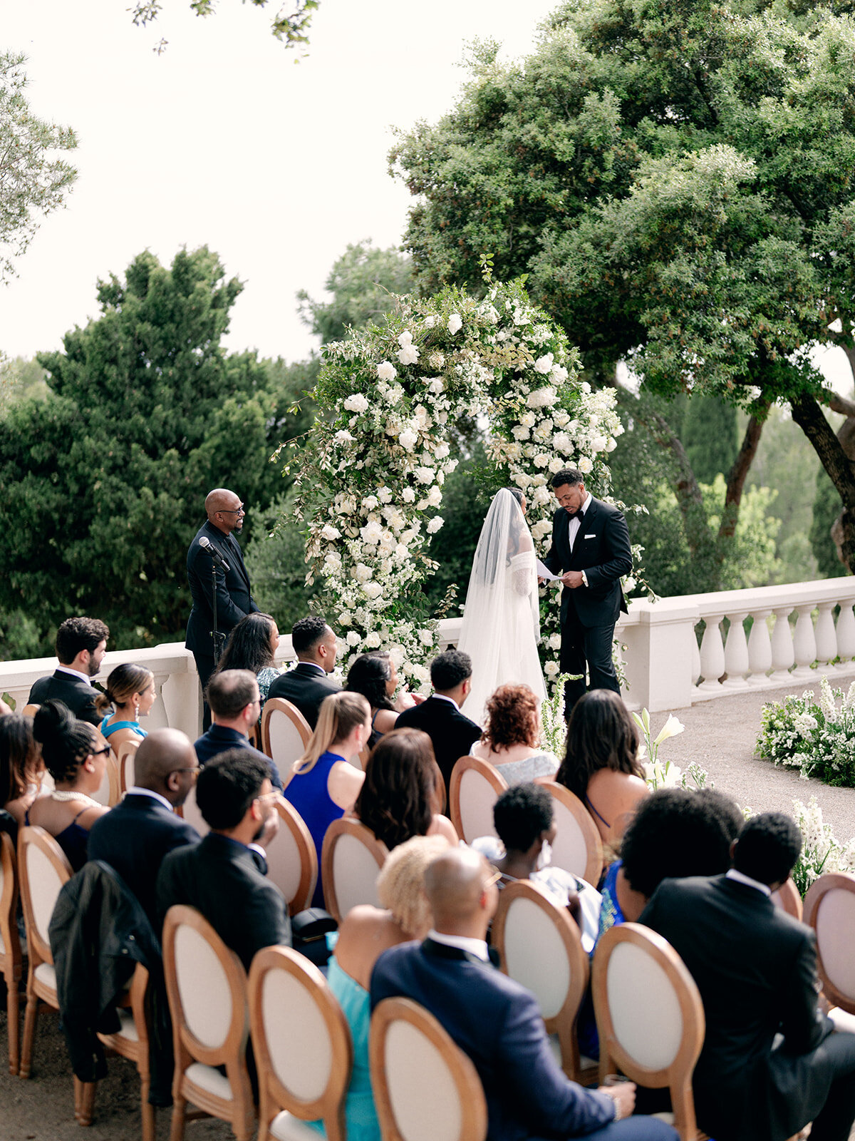 21-intimate-destination-wedding-french-riviera-with-white-flowers