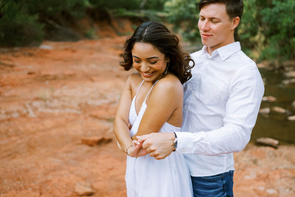 couple-dancing-in-riverbed