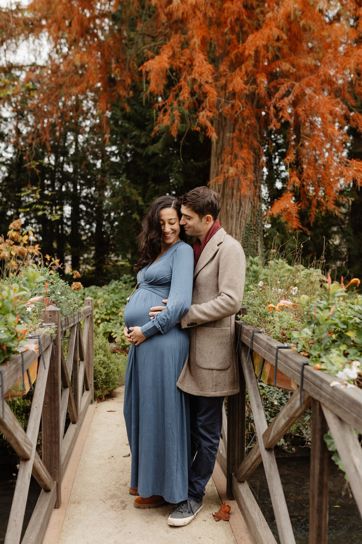 shooting-grossesse-au-milieu-feuilles-automne4
