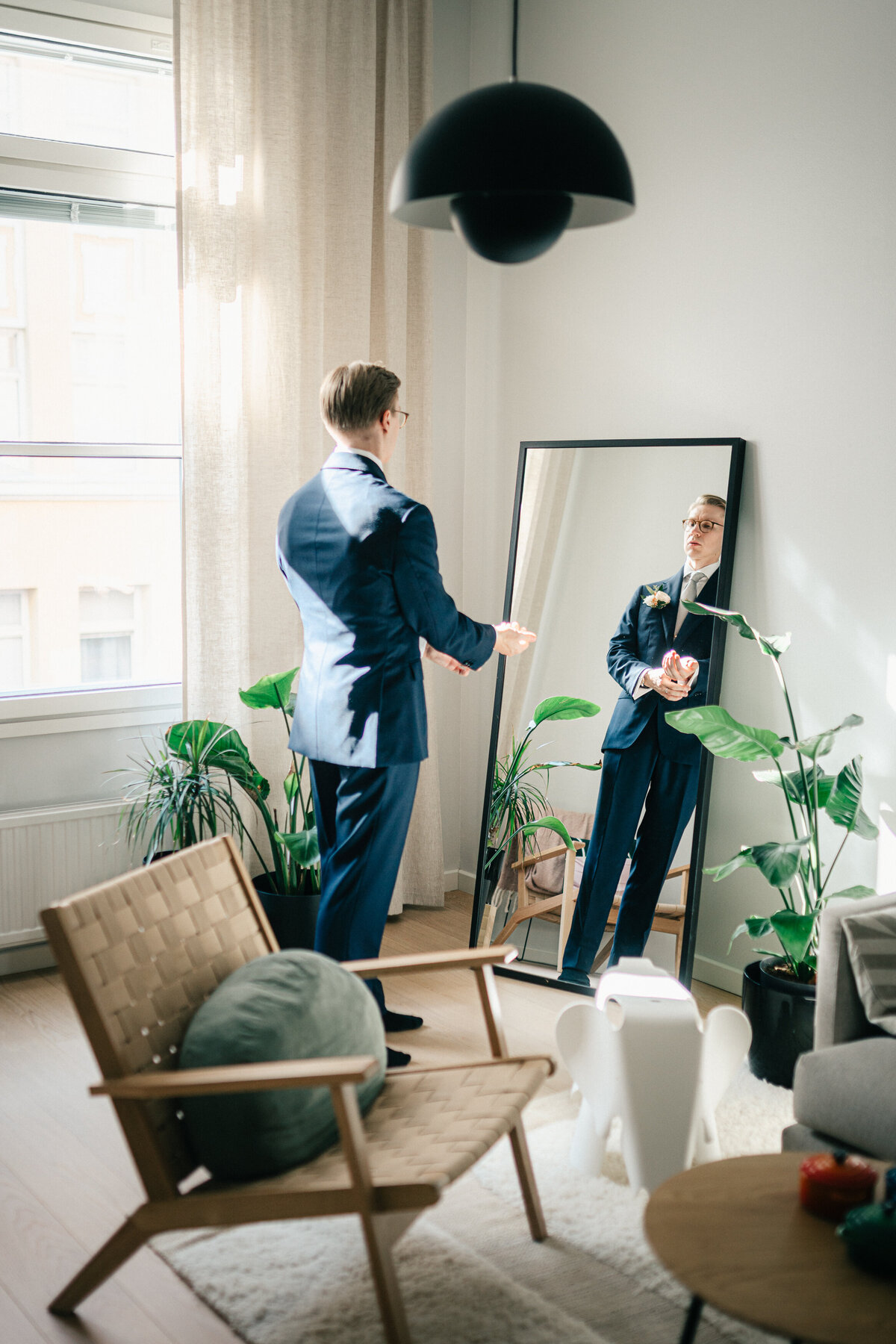 pyry-kantonen-067-groom-looking-in-the-mirror